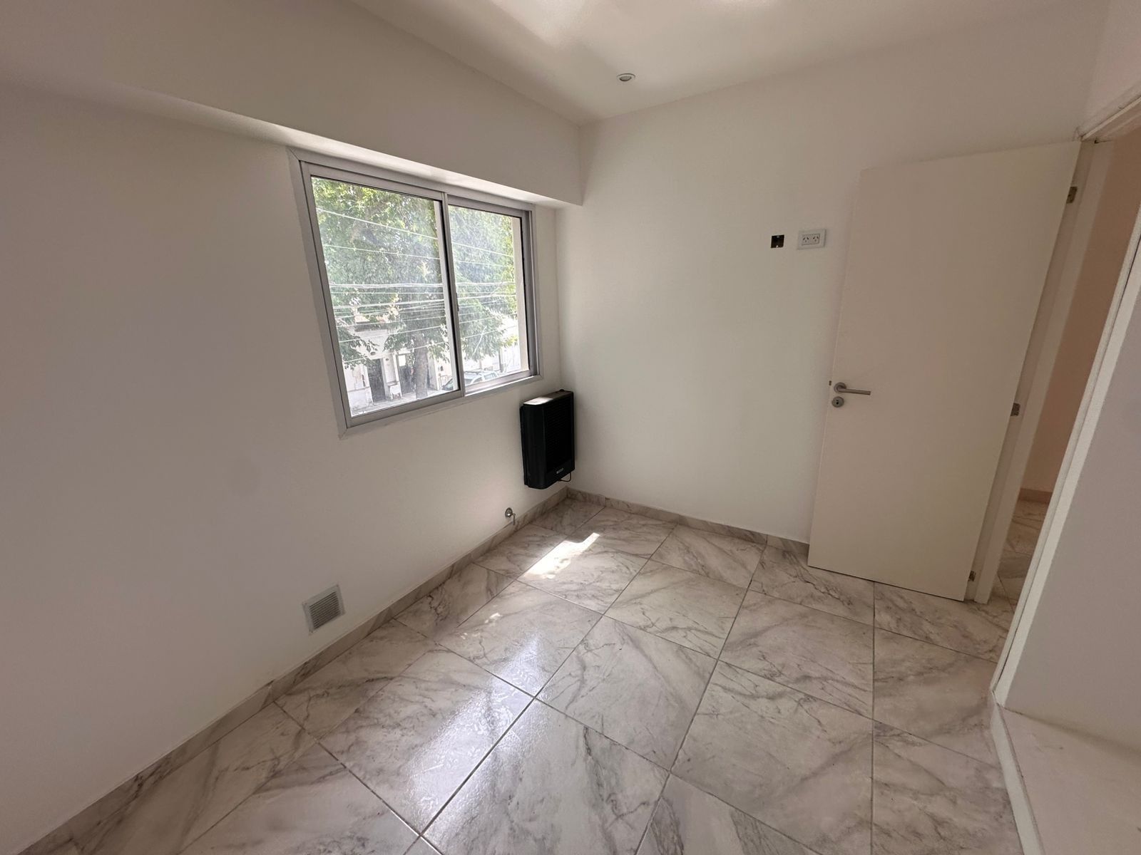 EN VENTA - PH de 2 ambientes al frente (todo al frente) Planta alta -1er piso por escalera.- ZONA ITALIA AL 1800 — foto 4