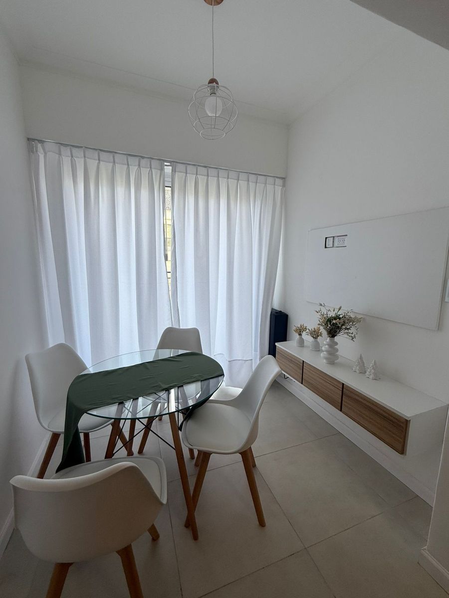 EN VENTA.- AMBIENTE CON BALCON A LA CALLE-ZONA CENTRO