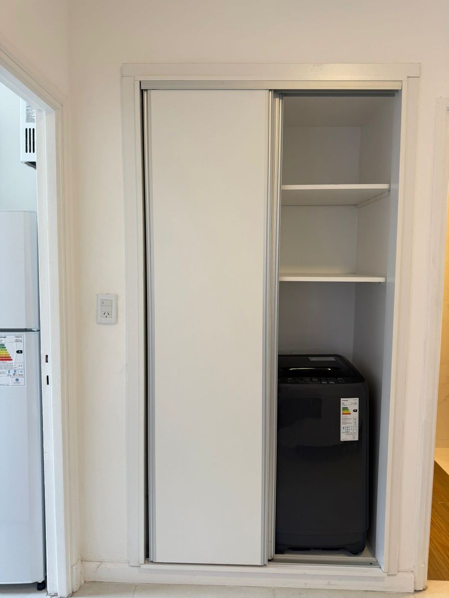 EN VENTA.- AMBIENTE CON BALCON A LA CALLE-ZONA CENTRO — foto 2