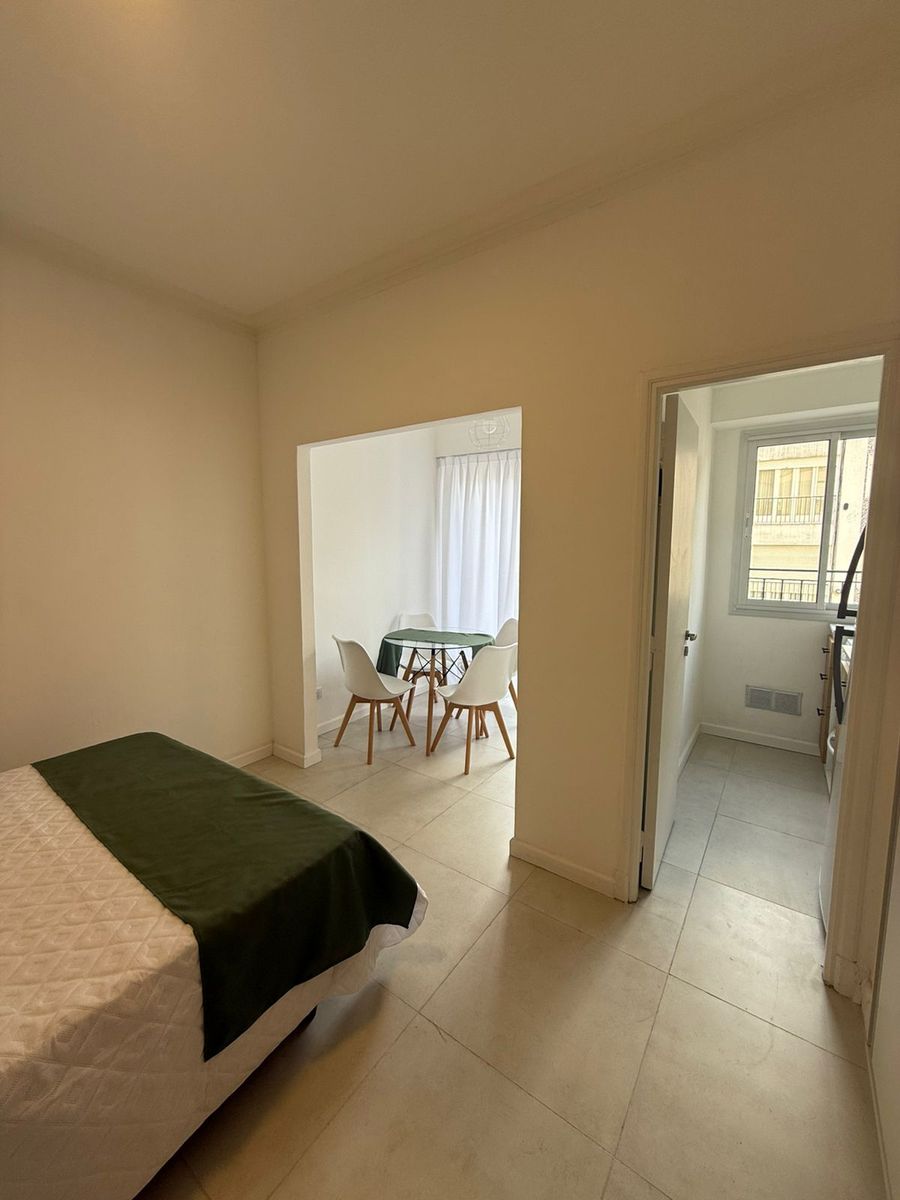 EN VENTA.- AMBIENTE CON BALCON A LA CALLE-ZONA CENTRO — foto 3