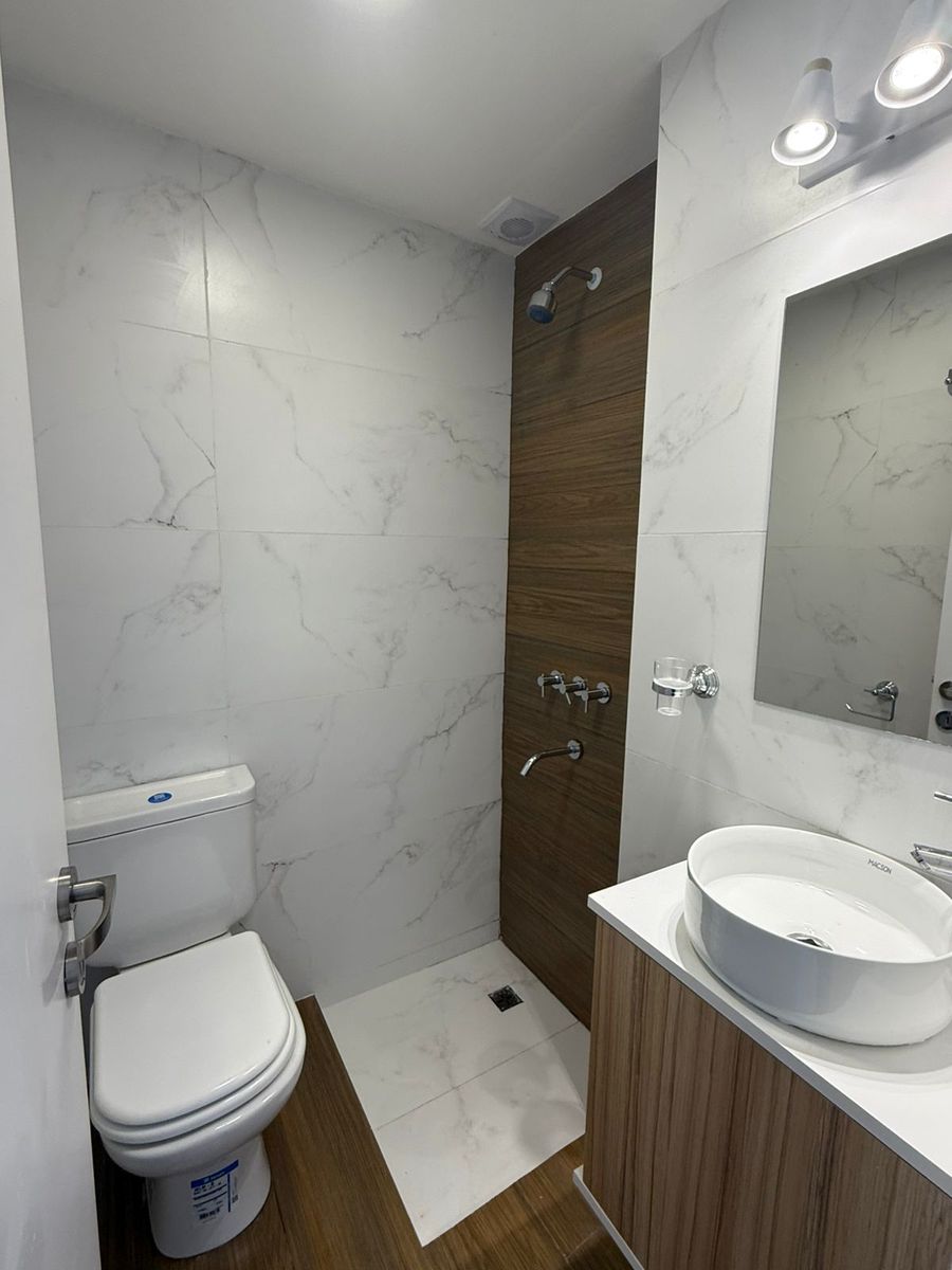 EN VENTA.- AMBIENTE CON BALCON A LA CALLE-ZONA CENTRO — foto 4