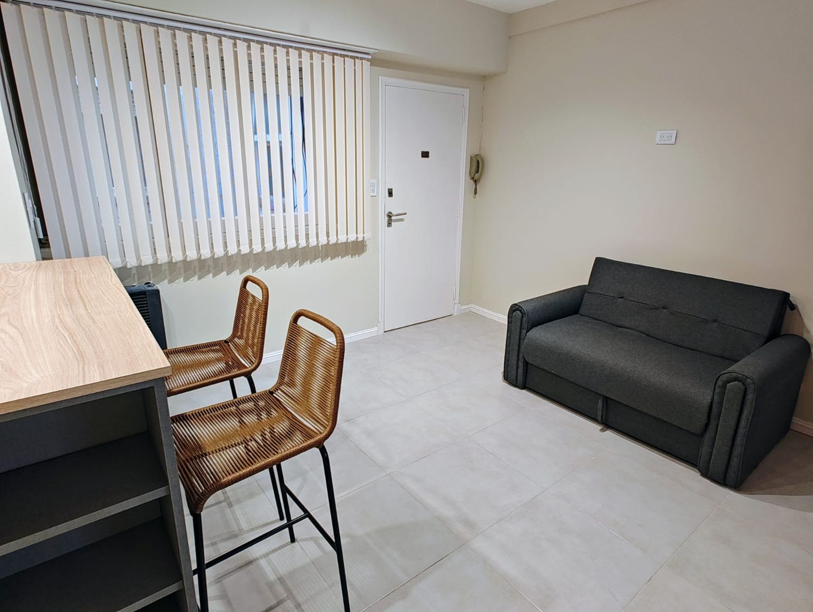 OPRTUNIDAD EN VENTA .-MONOAMBIENTE -CON COCINA INTEGRADA -CONDIVISIONDORMITORIO.-TOTALMENTE RECICLADO.-ZONA CENTRO — foto 2