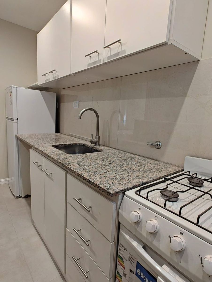OPRTUNIDAD EN VENTA .-MONOAMBIENTE -CON COCINA INTEGRADA -CONDIVISIONDORMITORIO.-TOTALMENTE RECICLADO.-ZONA CENTRO — foto 3