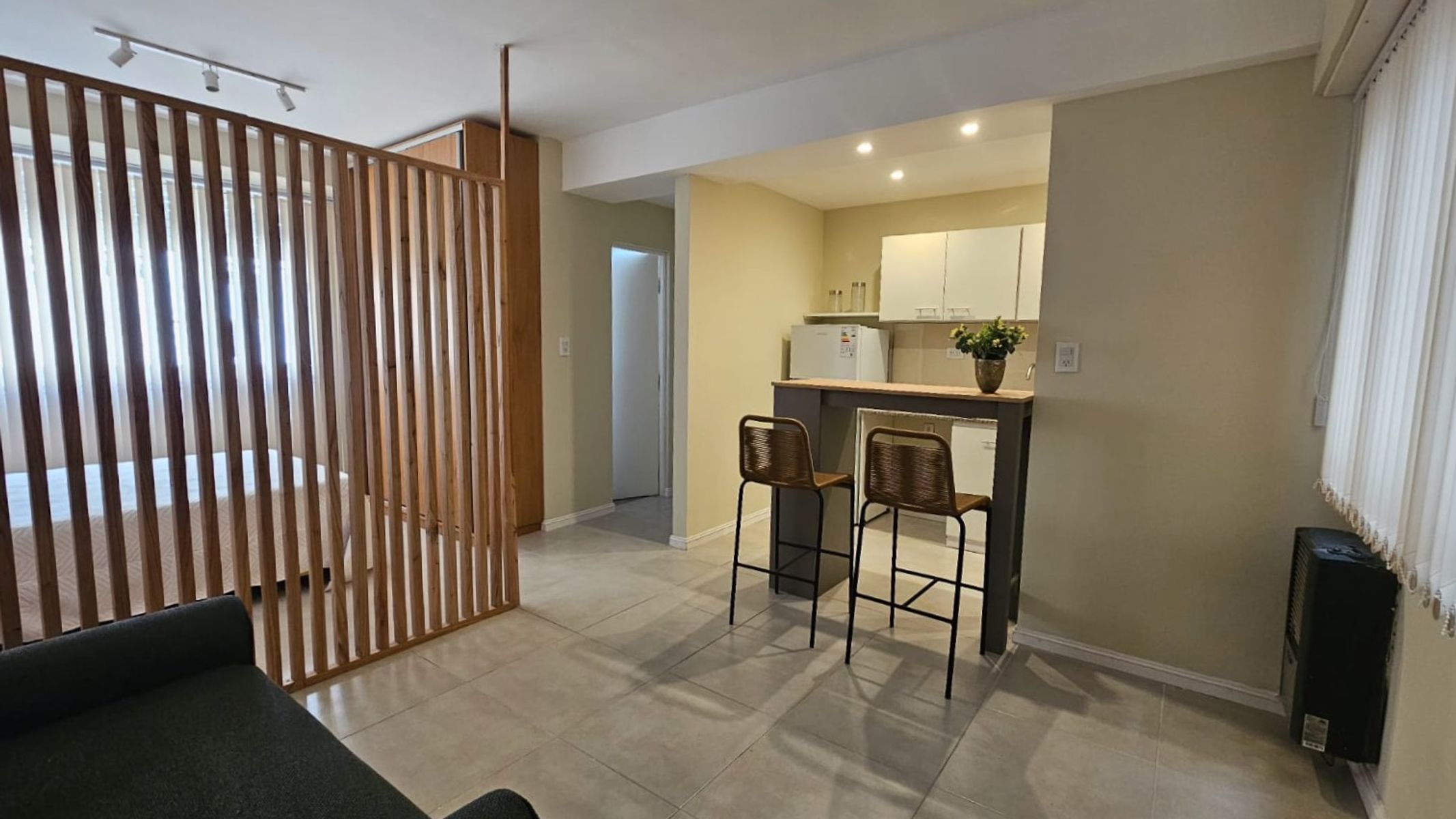 OPRTUNIDAD EN VENTA .-MONOAMBIENTE -CON COCINA INTEGRADA -CONDIVISIONDORMITORIO.-TOTALMENTE RECICLADO.-ZONA CENTRO — foto 7