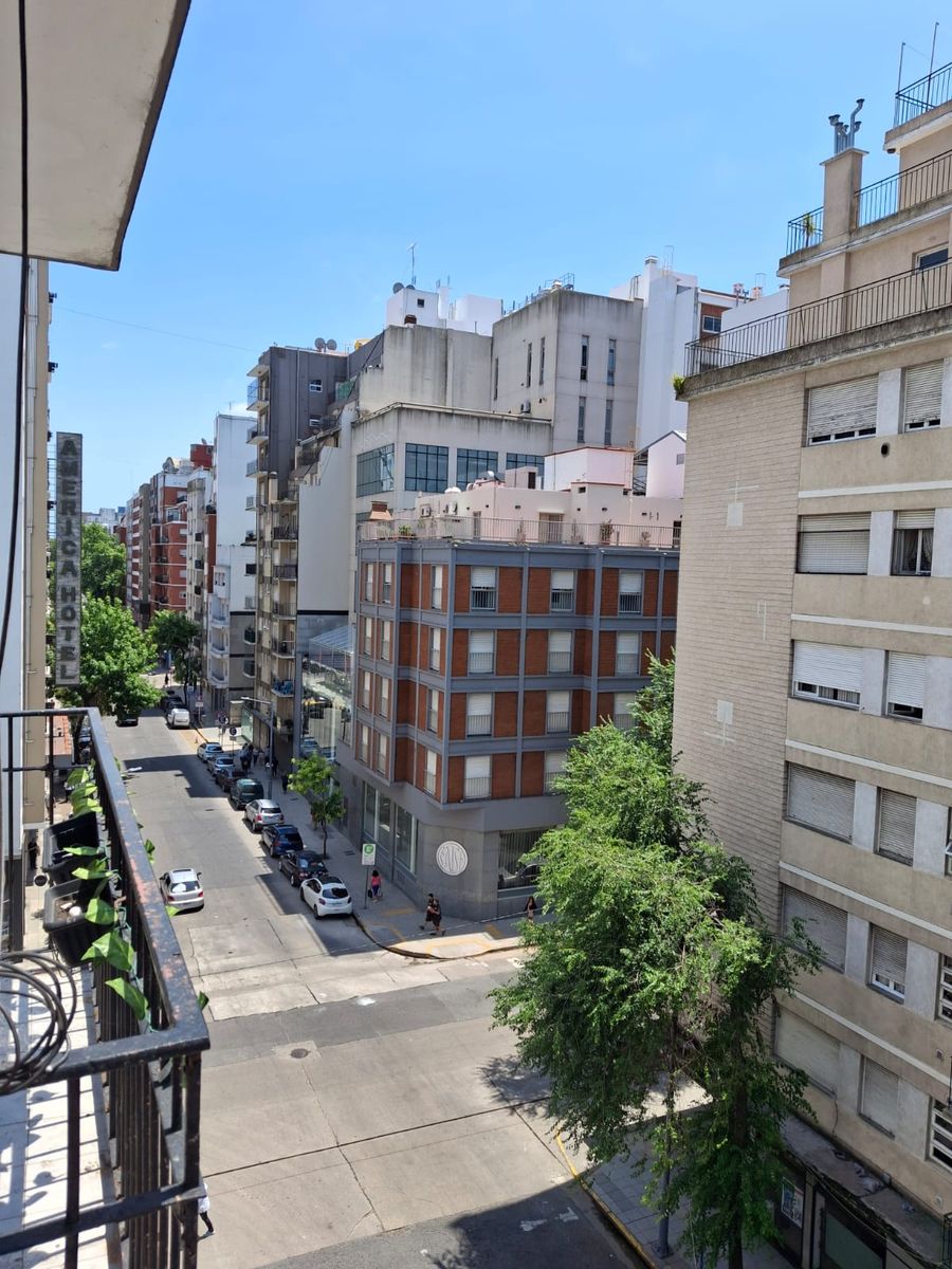 EN VENTA.- 1 AMBIENTE -BLACON FRANCES.- TOTALMENTE RECICLADO.- ZONA CENTRO.
