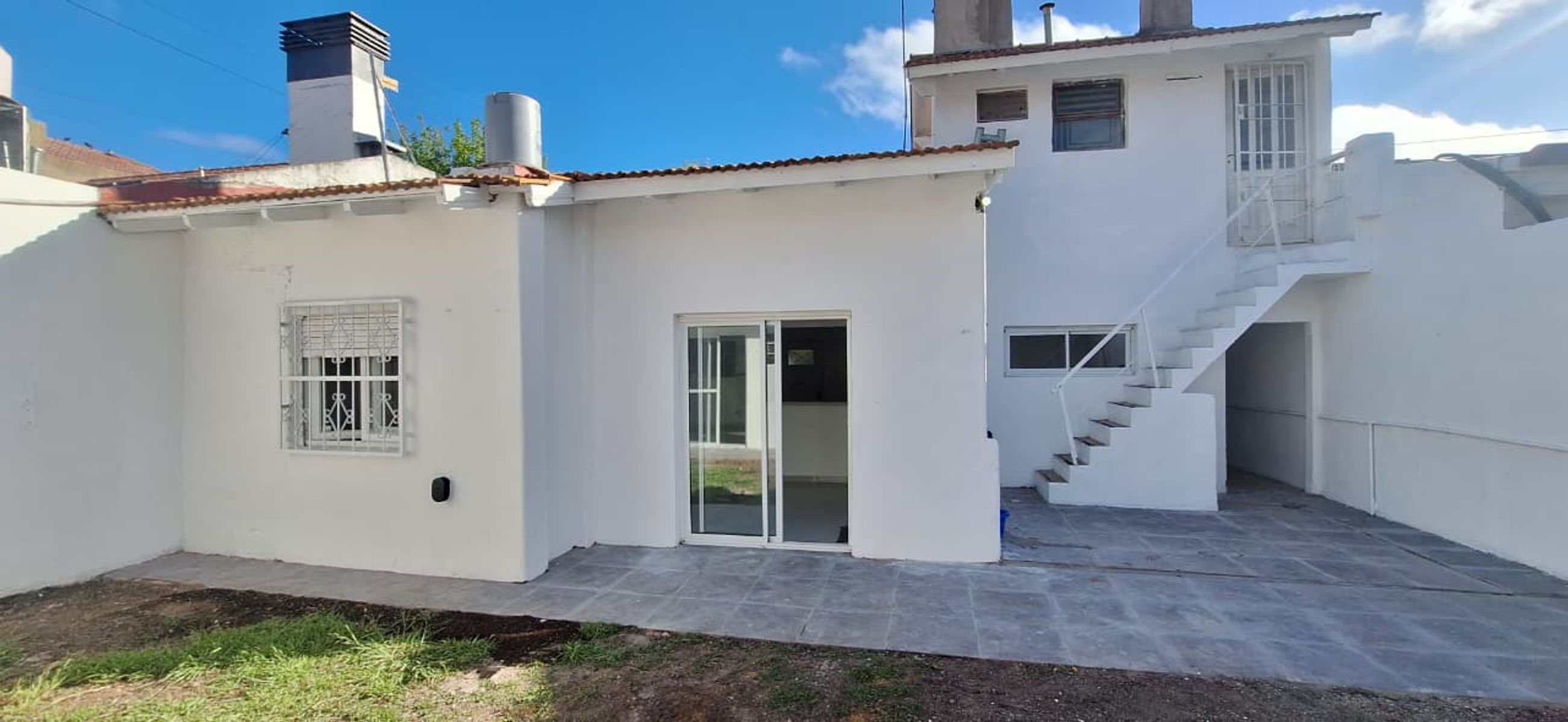 EN VENTA.- Casa de tres ambientes reciclada en el Barrio Parque Luro. Amedia cuadra de Av Tejedor.
