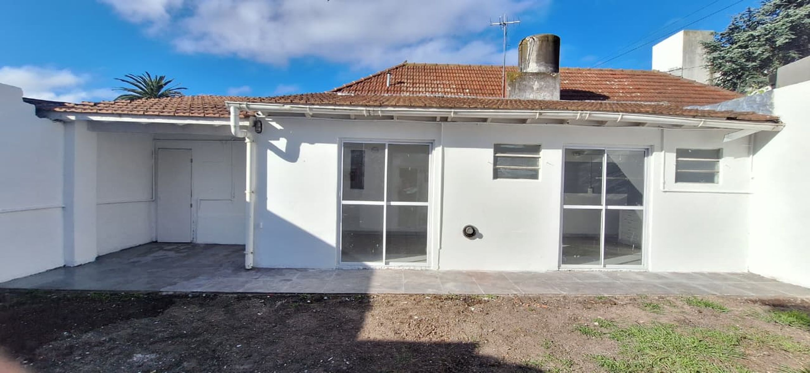 EN VENTA.- Casa de tres ambientes reciclada en el Barrio Parque Luro. Amedia cuadra de Av Tejedor. — foto 2