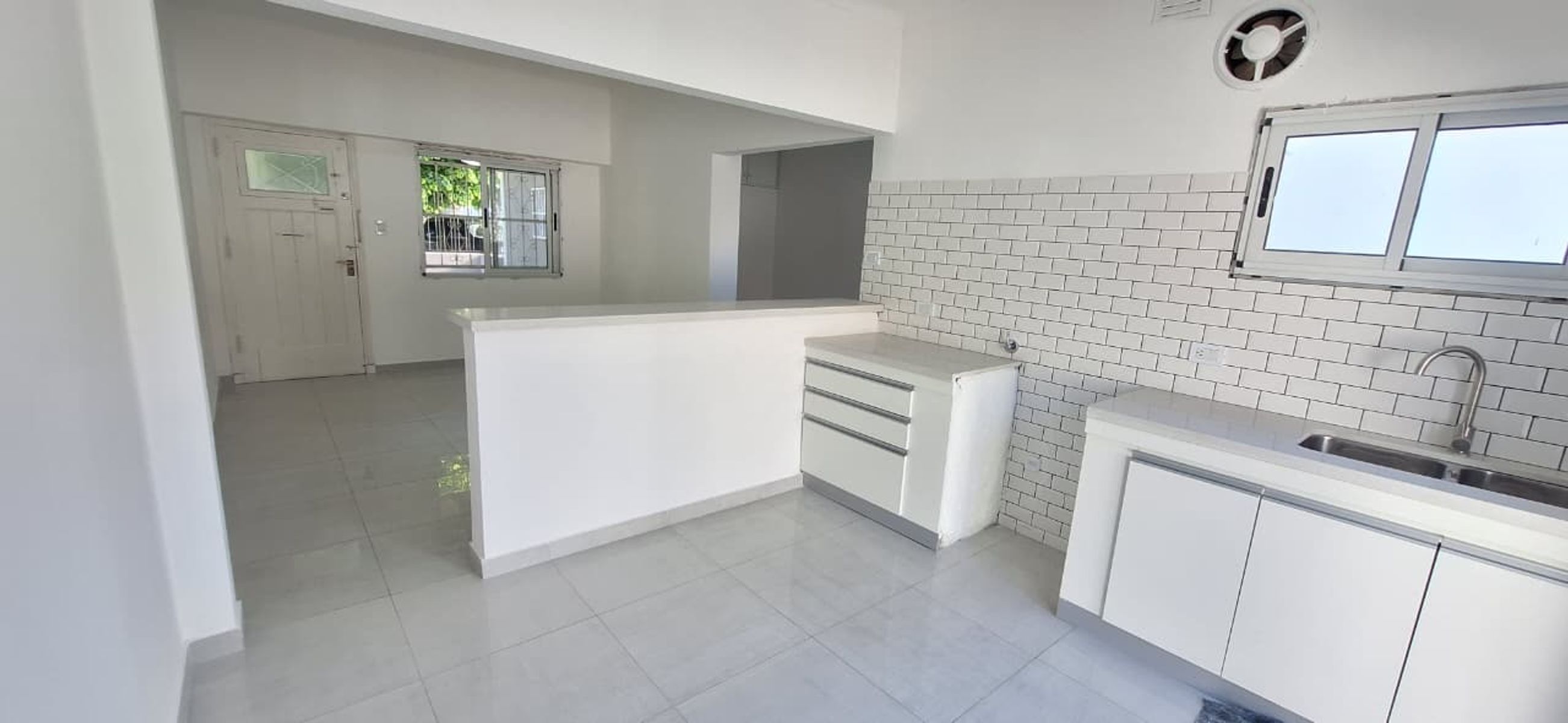 EN VENTA.- Casa de tres ambientes reciclada en el Barrio Parque Luro. Amedia cuadra de Av Tejedor. — foto 5