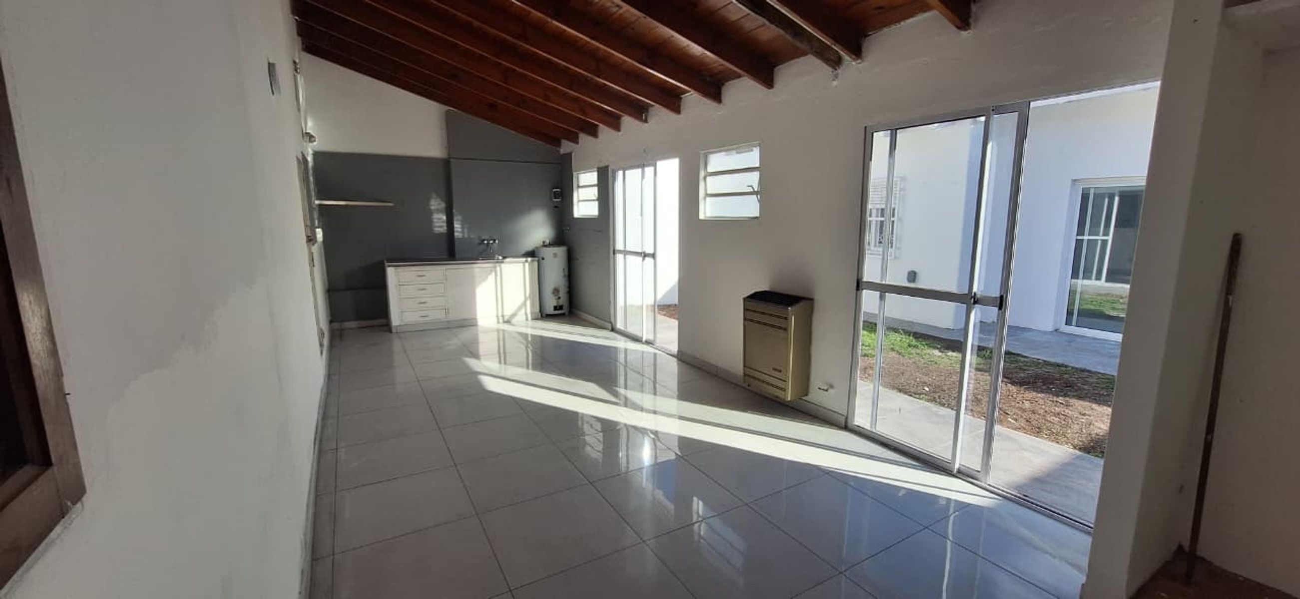 EN VENTA.- Casa de tres ambientes reciclada en el Barrio Parque Luro. Amedia cuadra de Av Tejedor. — foto 6
