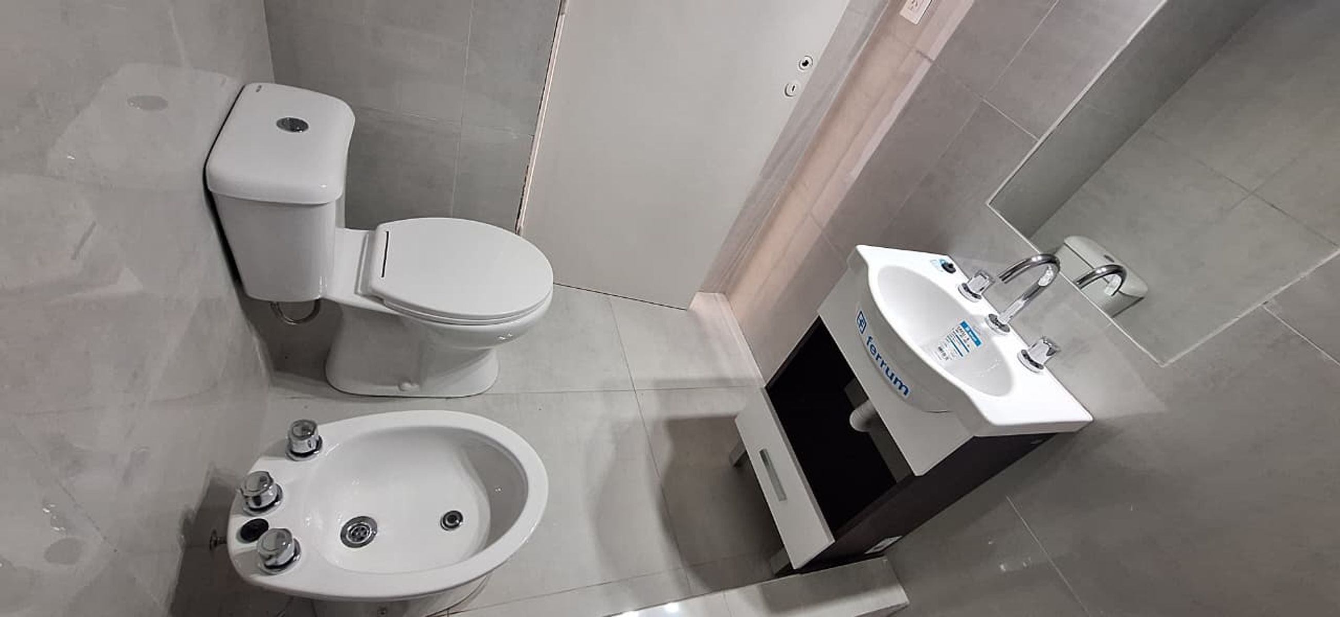 EN VENTA.- Casa de tres ambientes reciclada en el Barrio Parque Luro. Amedia cuadra de Av Tejedor. — foto 7