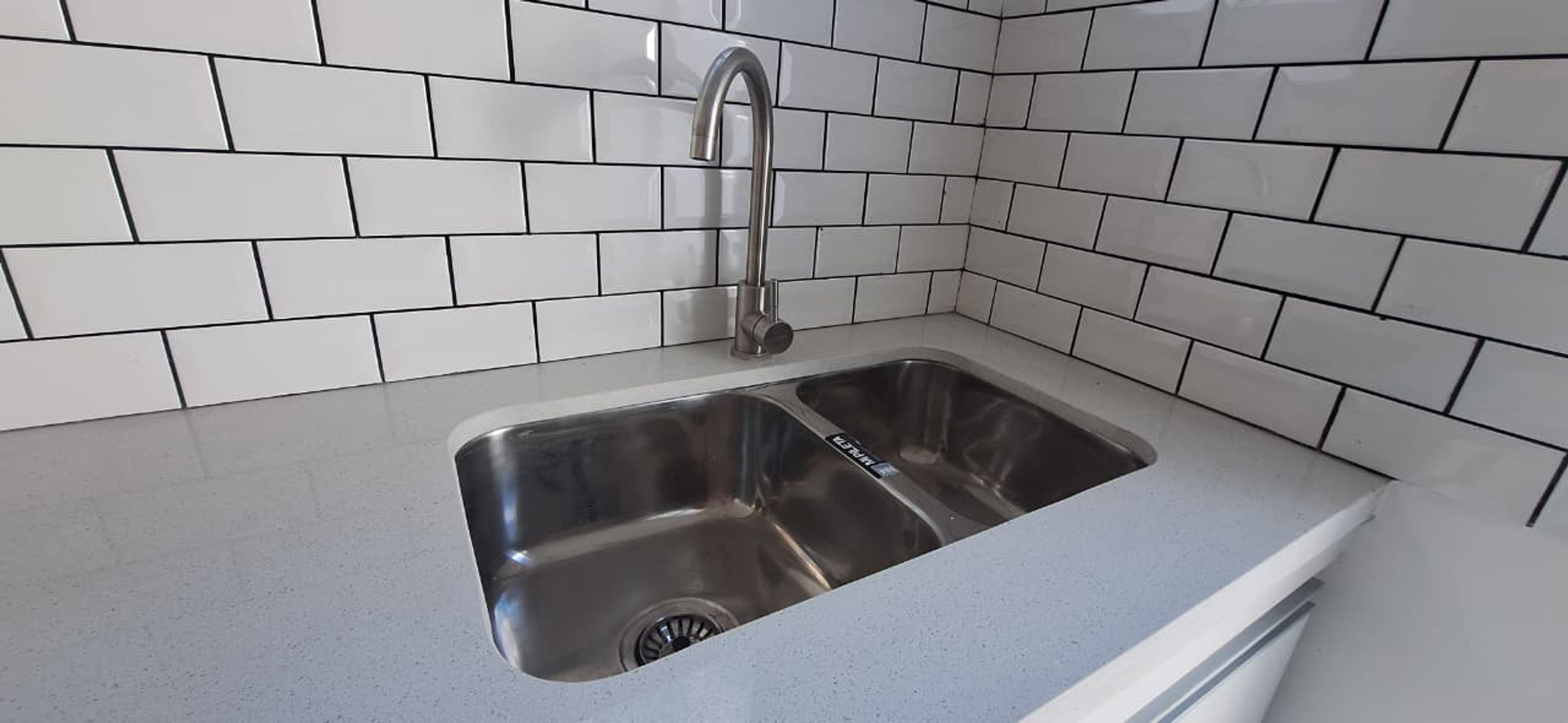 EN VENTA.- Casa de tres ambientes reciclada en el Barrio Parque Luro. Amedia cuadra de Av Tejedor. — foto 8