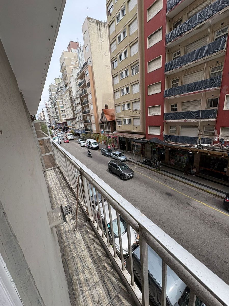 en venta departamento de 2 ambientes con balcón saliente, a la calle.zona centro Ubicación: Santa Fe 1600