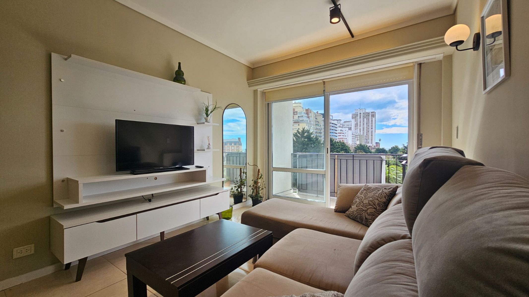 OPORTUNIDAD .- DEPARTAMENTO DE 2AMBIENTES - CON BALCON SALIENTE CON VISTA ABIERTA A PLAZA COLON - VEREDA DE SOL.