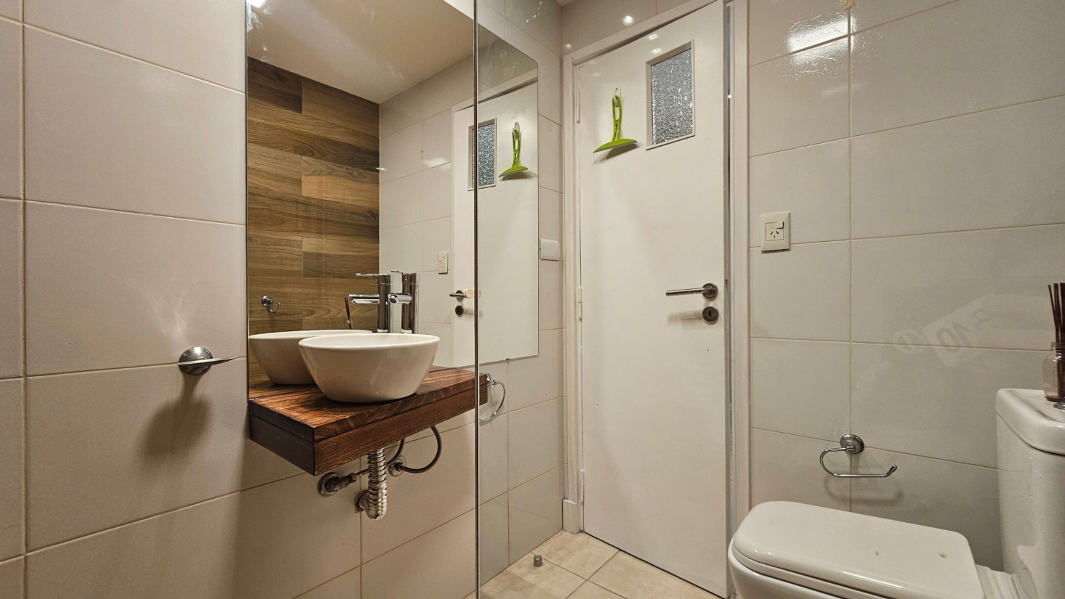 OPORTUNIDAD .- DEPARTAMENTO DE 2AMBIENTES - CON BALCON SALIENTE CON VISTA ABIERTA A PLAZA COLON - VEREDA DE SOL. — foto 3