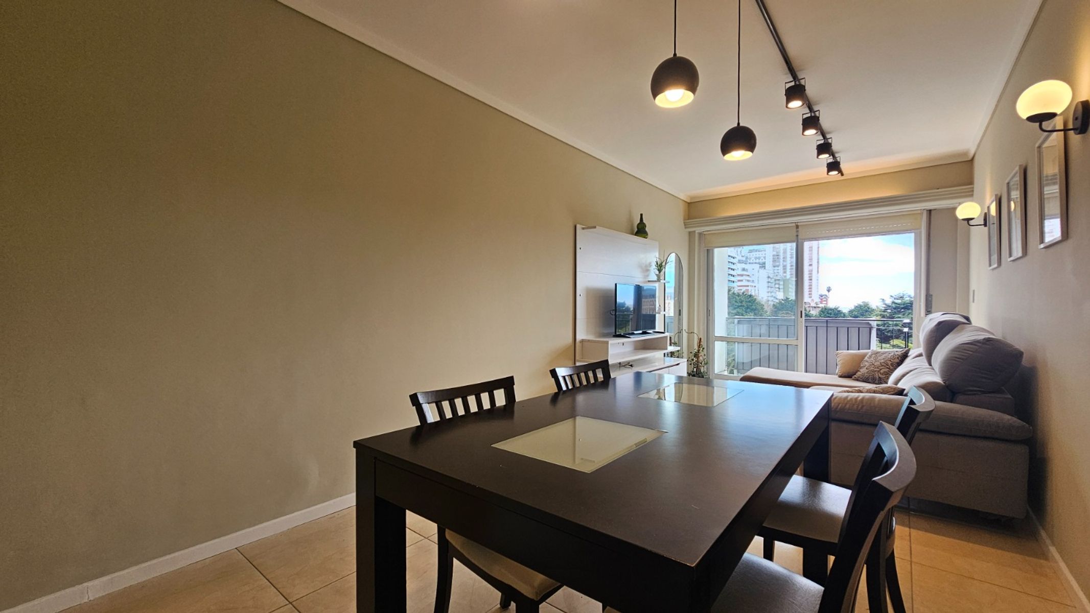 OPORTUNIDAD .- DEPARTAMENTO DE 2AMBIENTES - CON BALCON SALIENTE CON VISTA ABIERTA A PLAZA COLON - VEREDA DE SOL. — foto 4