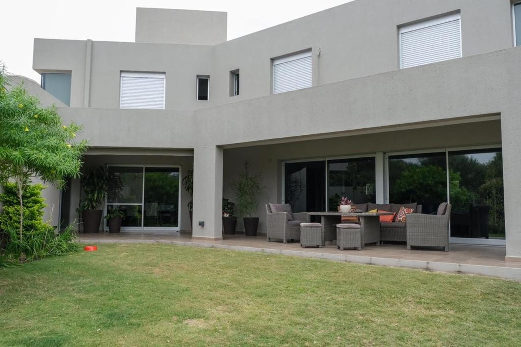 VENTA EXCLUSIVA CASA TRES DORMITORIOS EN BARRIO LOS CIELOS VALLE ESCONDIDO — foto 4