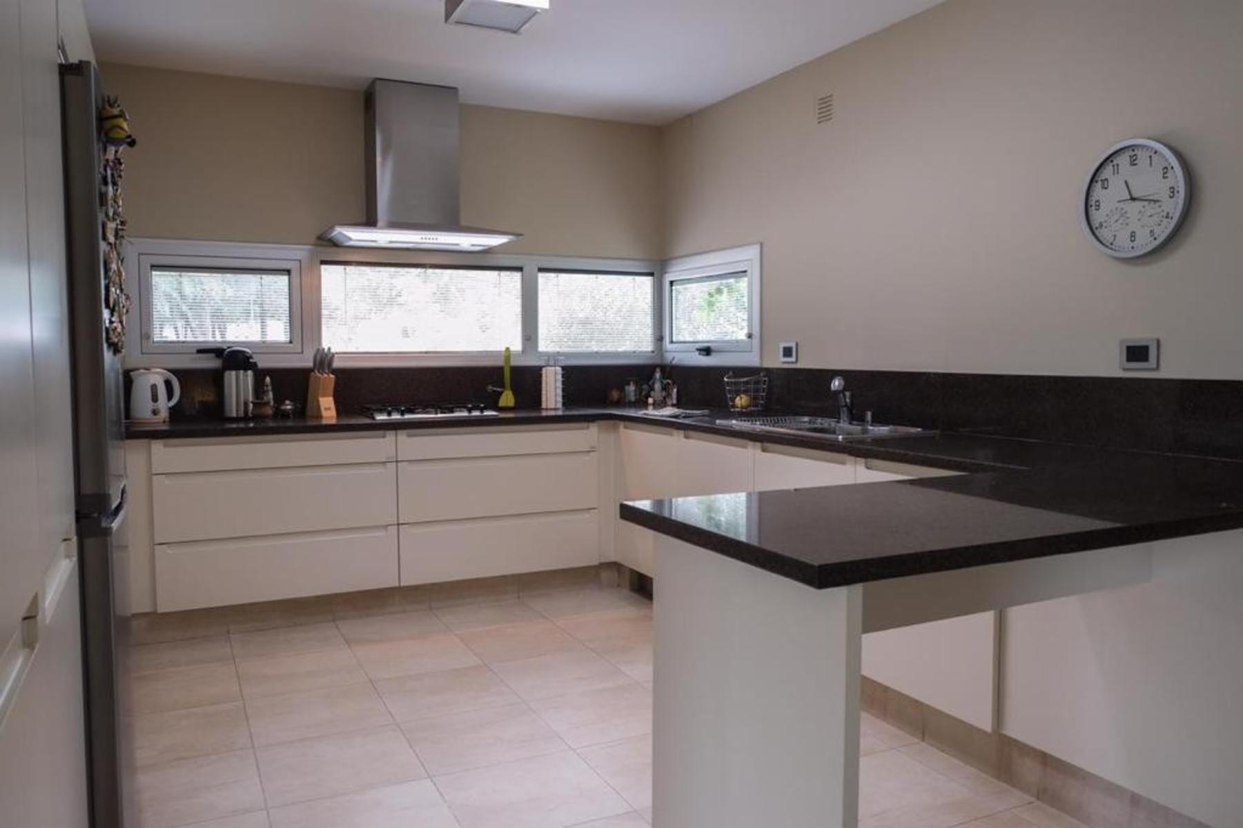 VENTA EXCLUSIVA CASA TRES DORMITORIOS EN BARRIO LOS CIELOS VALLE ESCONDIDO — foto 13