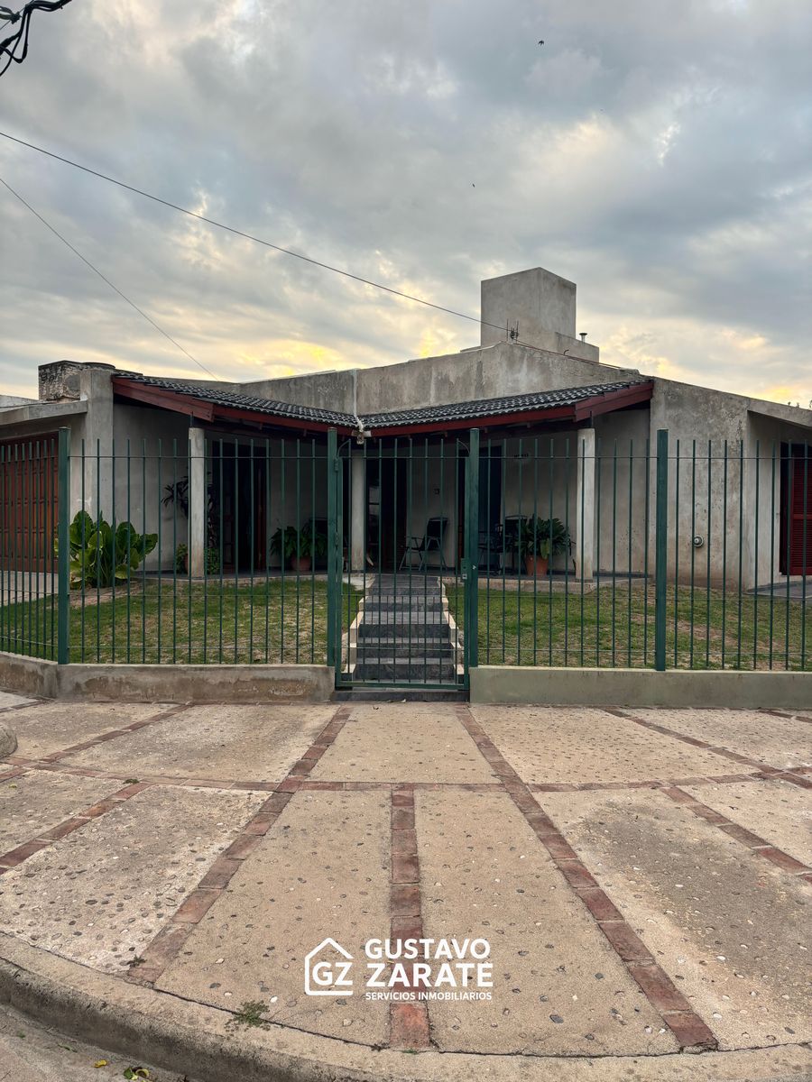 OPORTUNIDAD- CASA DE 2 DORMITORIOS CON PATIO Y COCHERA