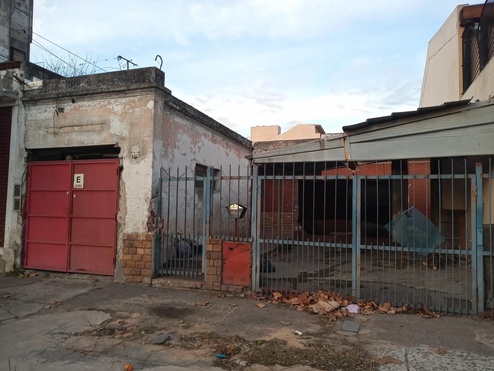 VENTA DE CASA EN LOTE PROPIO A REFACCIONAR, J.L. SUAREZ