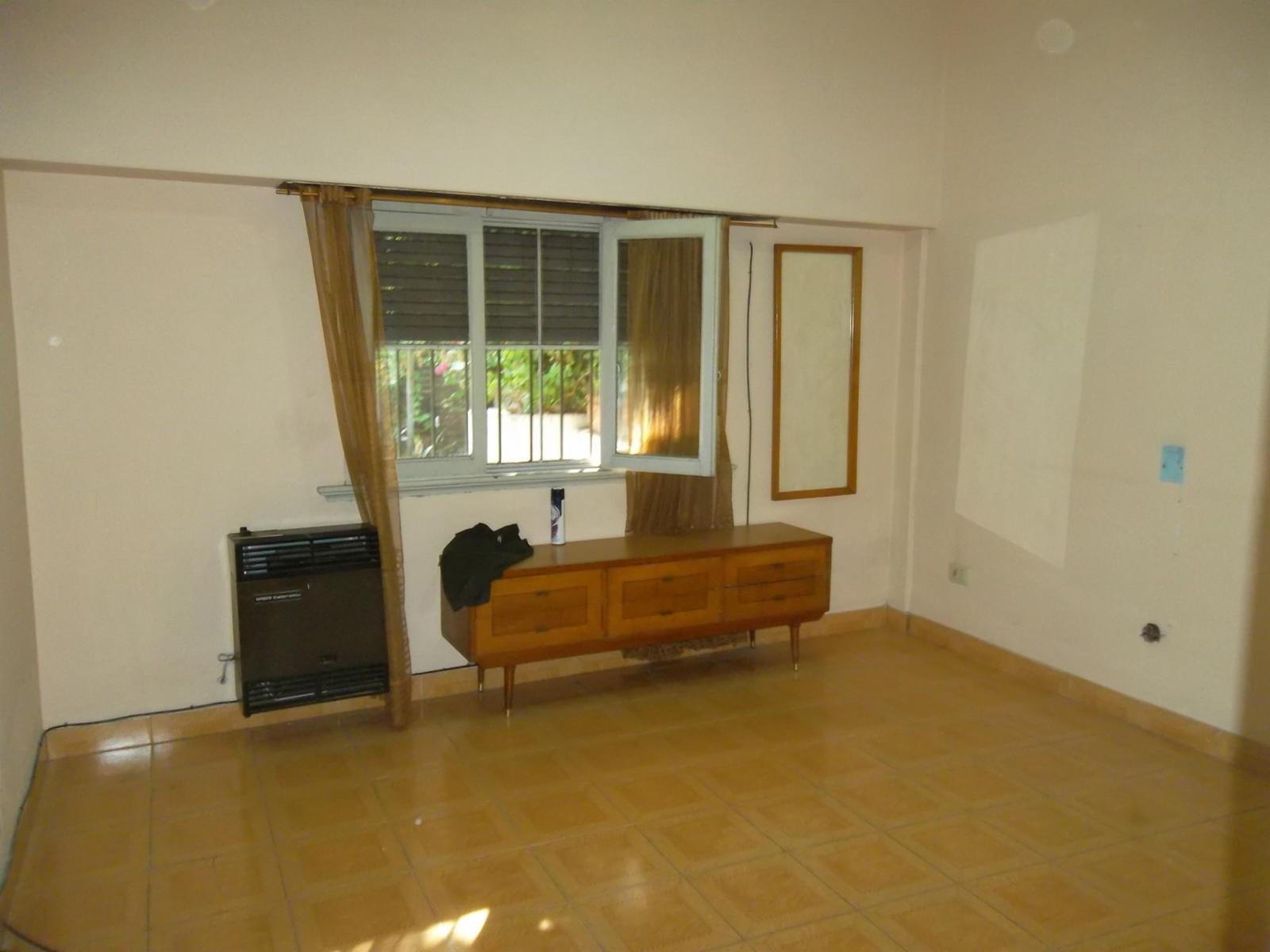 VENTA DE CASA MULTIFAMILIAR DE CUATRO AMB. Y FONDO LIBRE ZONA CHILAVERT — foto 6