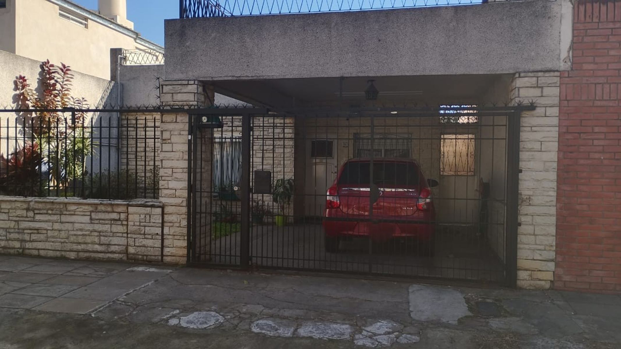 VENTA DE CASA TRES AMB CON COCHERA