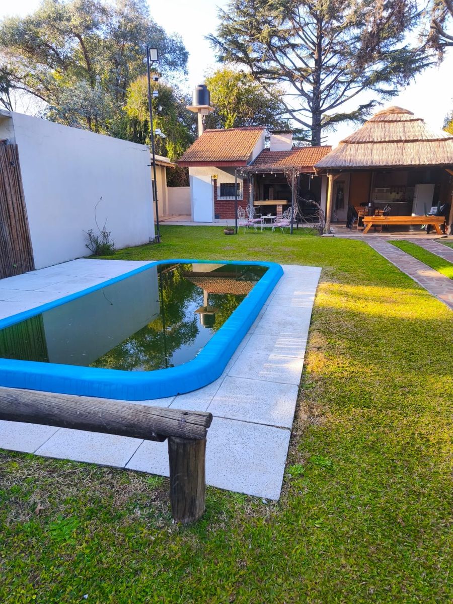 VENTA DE HERMOSA CASA DE CUATRO AMB.