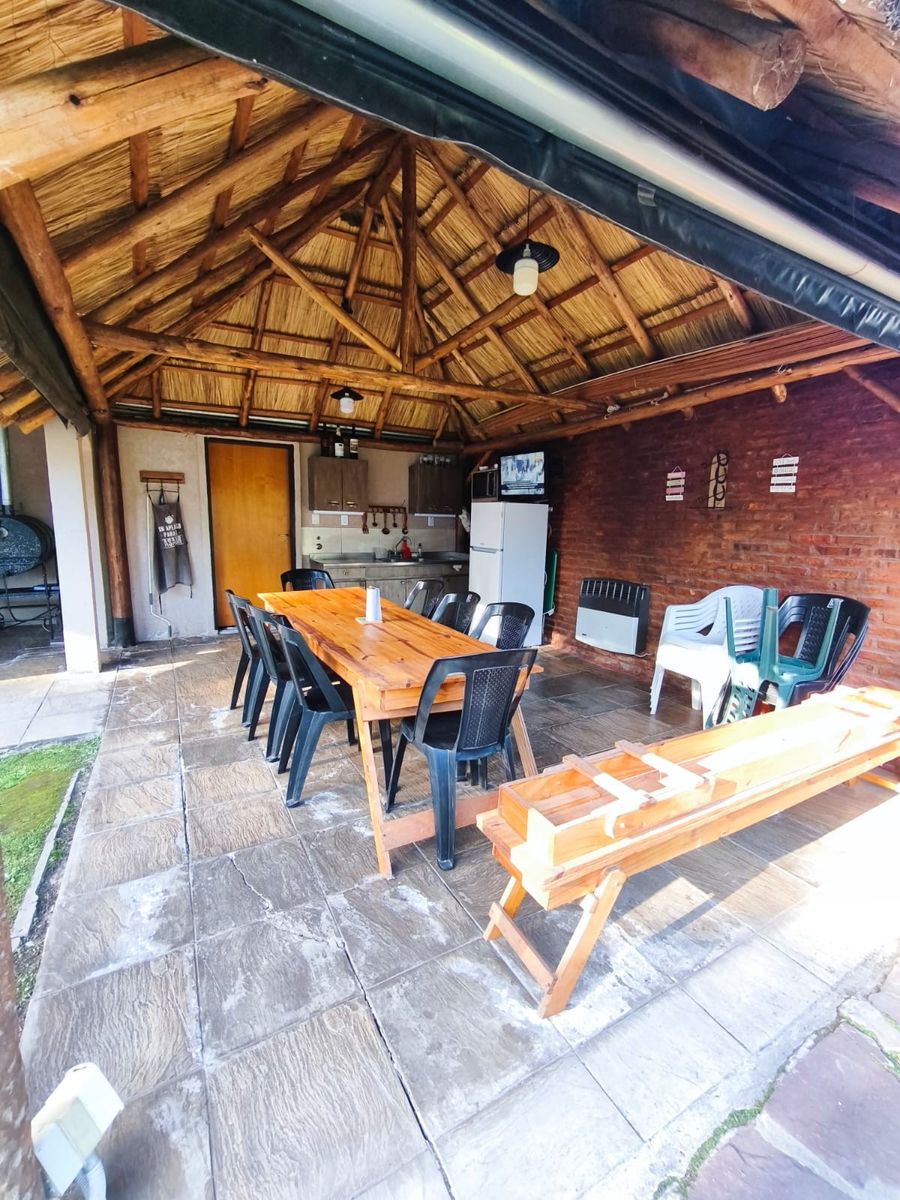 VENTA DE HERMOSA CASA DE CUATRO AMB. — foto 2