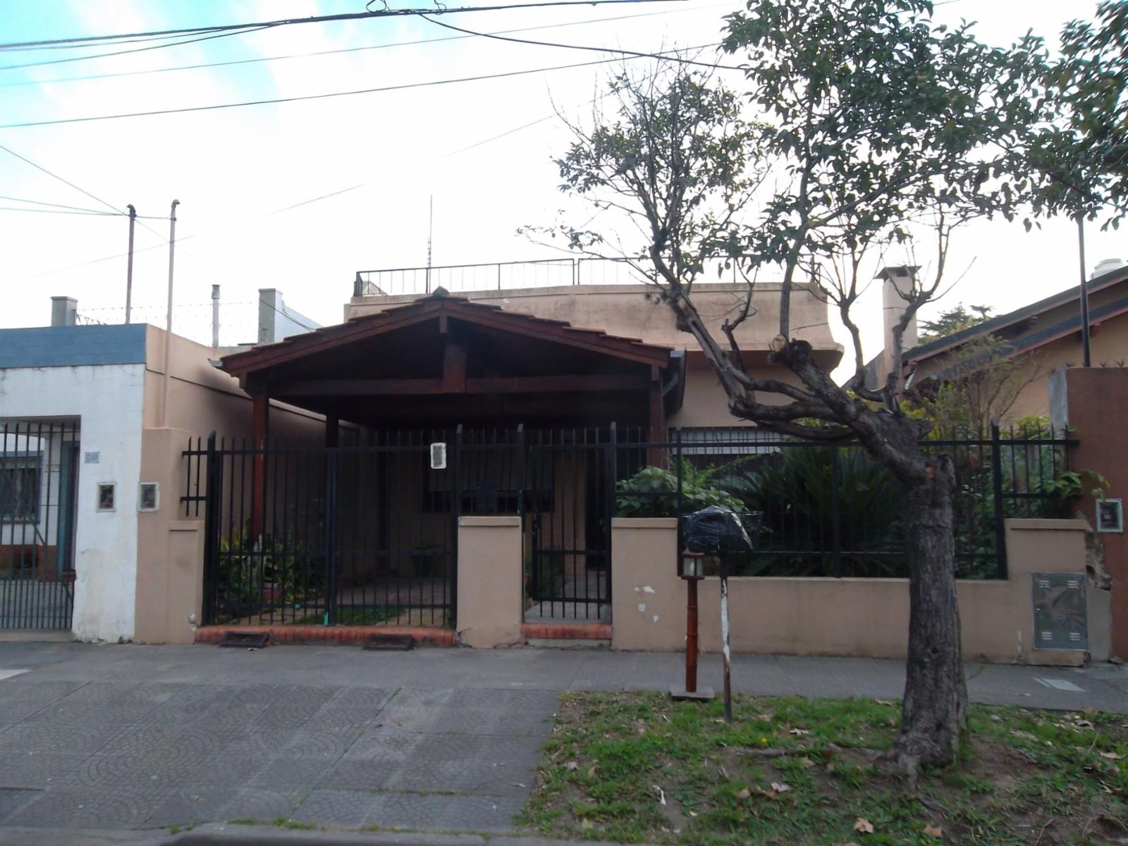 VENTA CASA MUY AMPLIA DE CUATRO AMB.