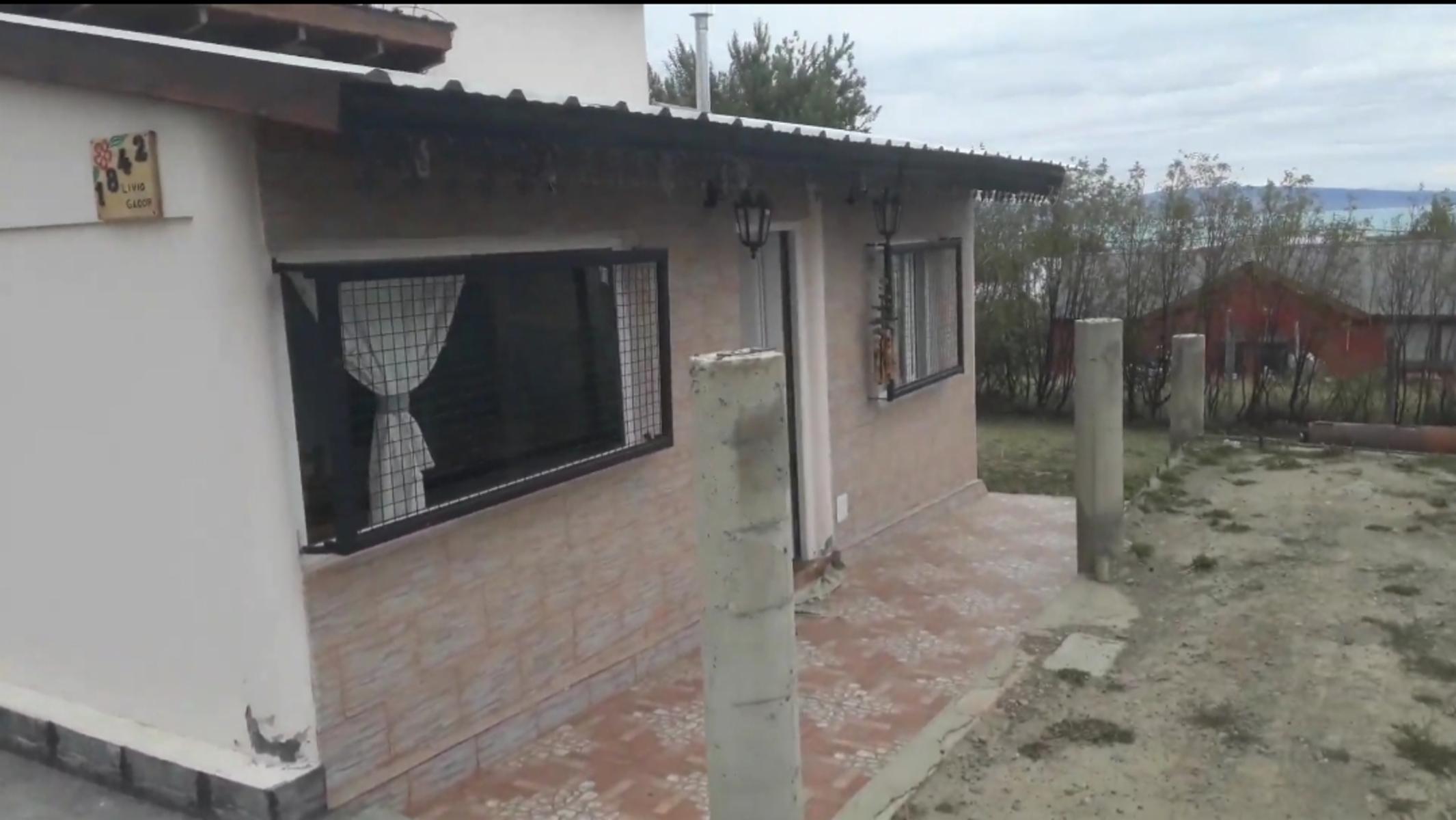 Vivienda ubicada en Barrio Lago Argentino con importante patio, lote cercado de 425 m2, construida con materiales tradicionales. - 1