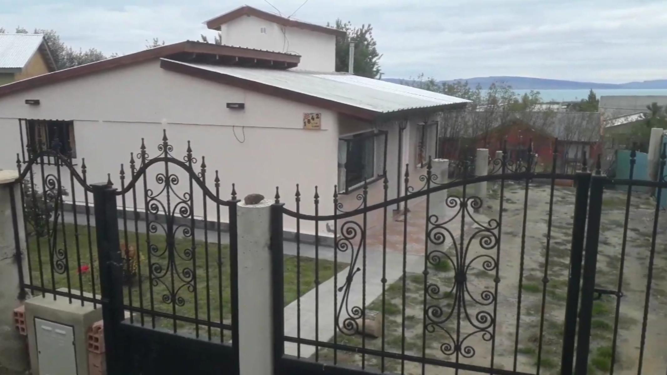 Vivienda ubicada en Barrio Lago Argentino con importante patio, lote cercado de 425 m2, construida con materiales tradicionales. - 2
