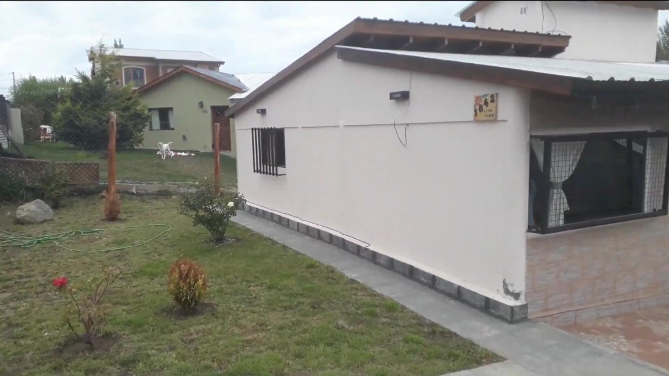 Vivienda ubicada en Barrio Lago Argentino con importante patio, lote cercado de 425 m2, construida con materiales tradicionales. - 3