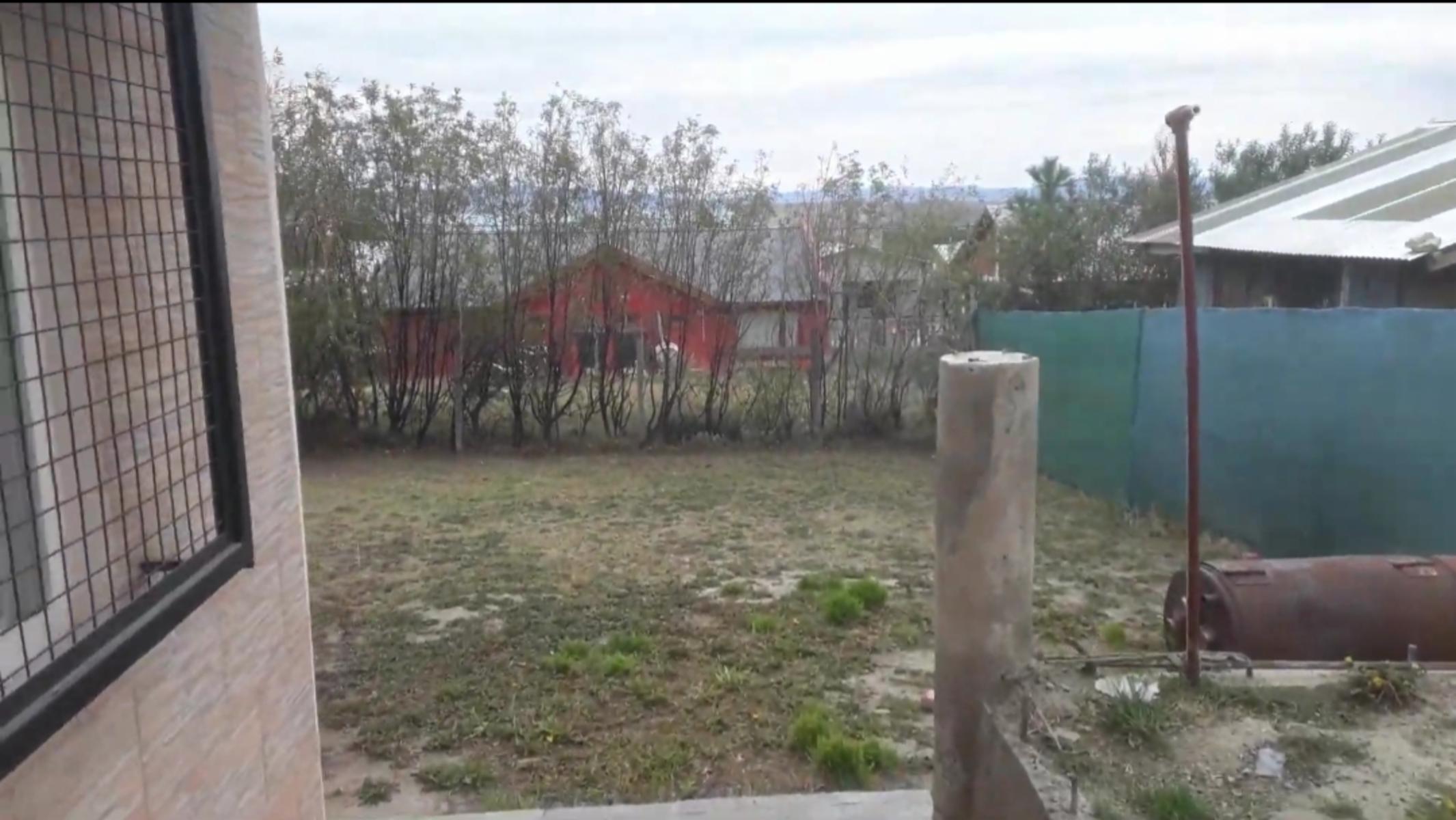 Vivienda ubicada en Barrio Lago Argentino con importante patio, lote cercado de 425 m2, construida con materiales tradicionales. - 4