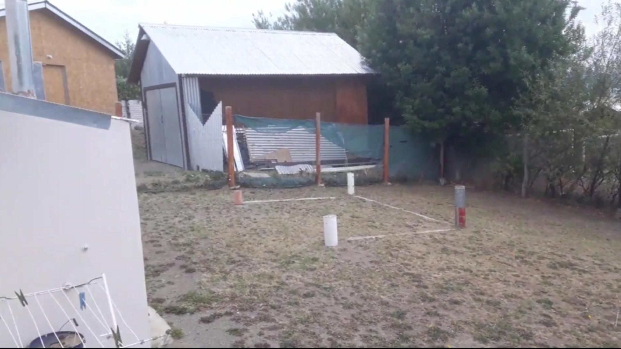 Vivienda ubicada en Barrio Lago Argentino con importante patio, lote cercado de 425 m2, construida con materiales tradicionales. - 5