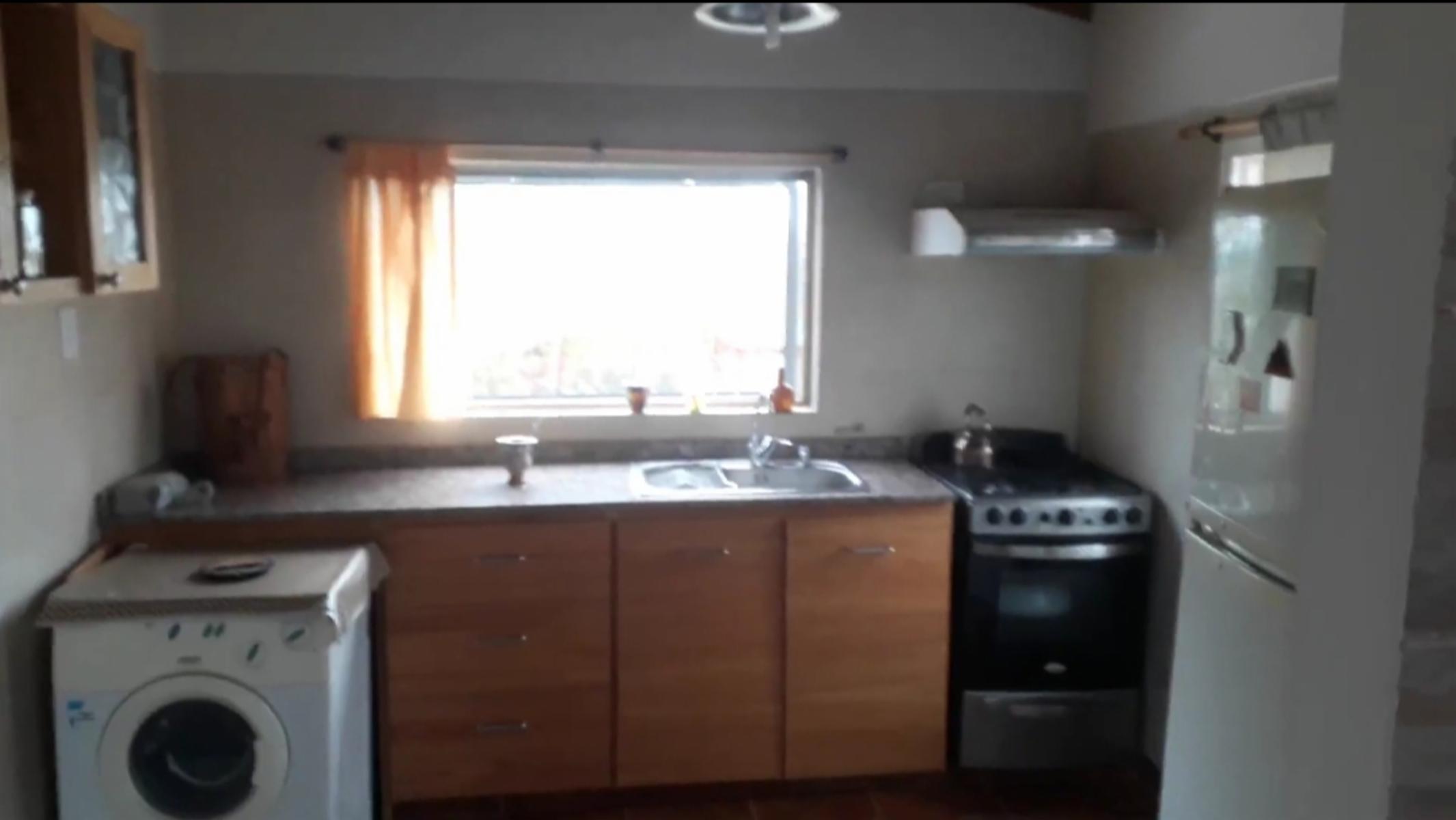 Vivienda ubicada en Barrio Lago Argentino con importante patio, lote cercado de 425 m2, construida con materiales tradicionales. - 7