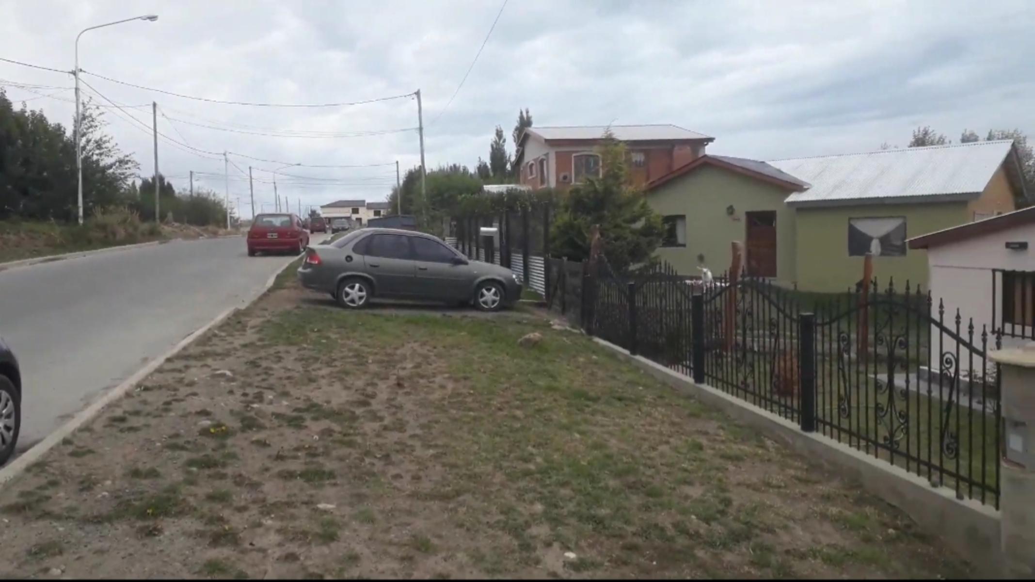 Vivienda ubicada en Barrio Lago Argentino con importante patio, lote cercado de 425 m2, construida con materiales tradicionales. - 8