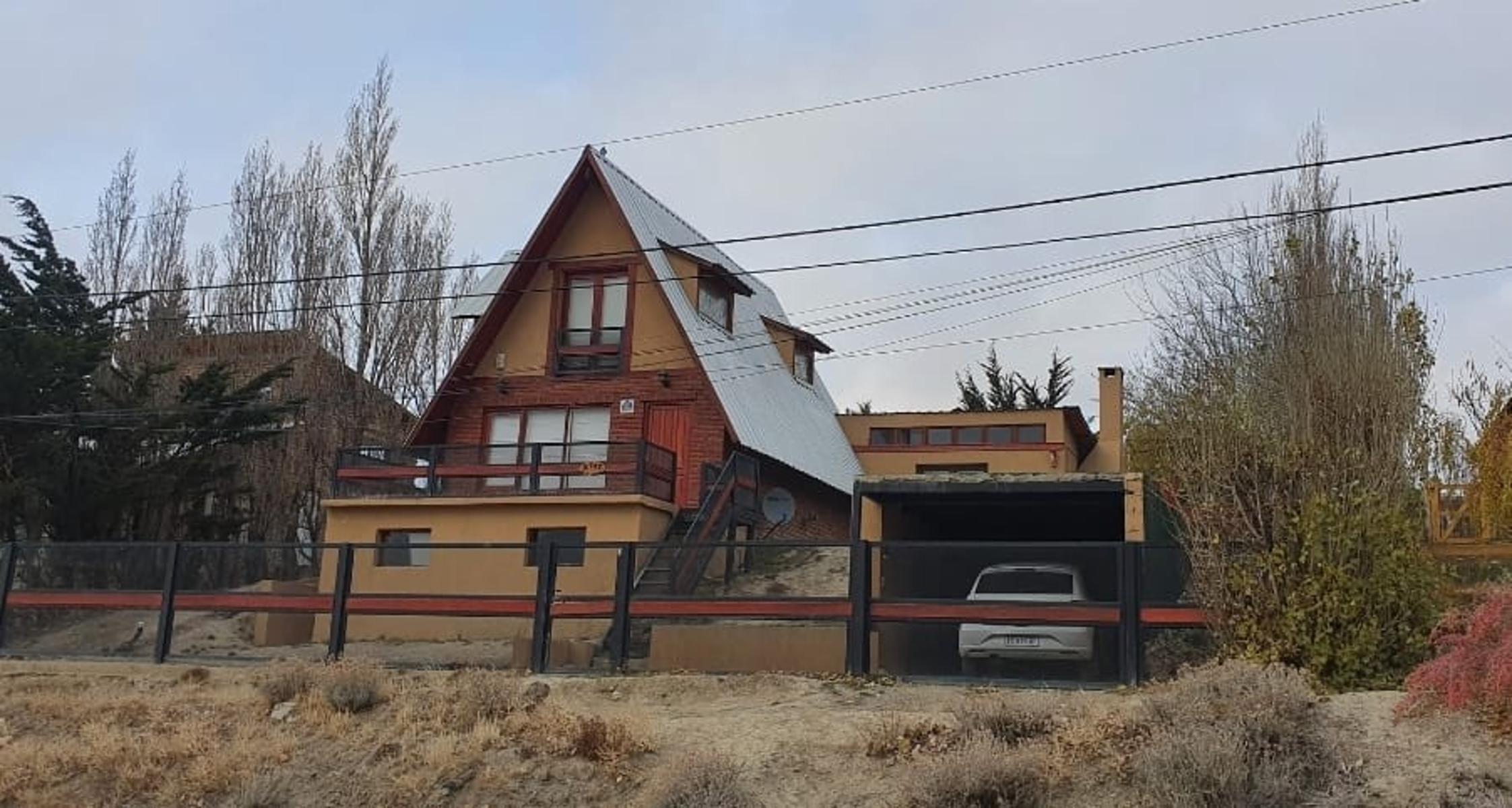 Amplia Vivienda ubicada en Barrio Manantiales con excelente visuales al Lago y La Bahía. Amplios y cómodos ambientes, quincho y entrada por dos calles. - 1