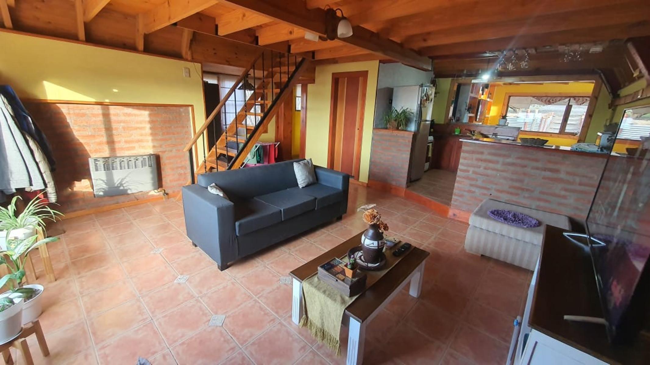 Amplia Vivienda ubicada en Barrio Manantiales con excelente visuales al Lago y La Bahía. Amplios y cómodos ambientes, quincho y entrada por dos calles. - 2