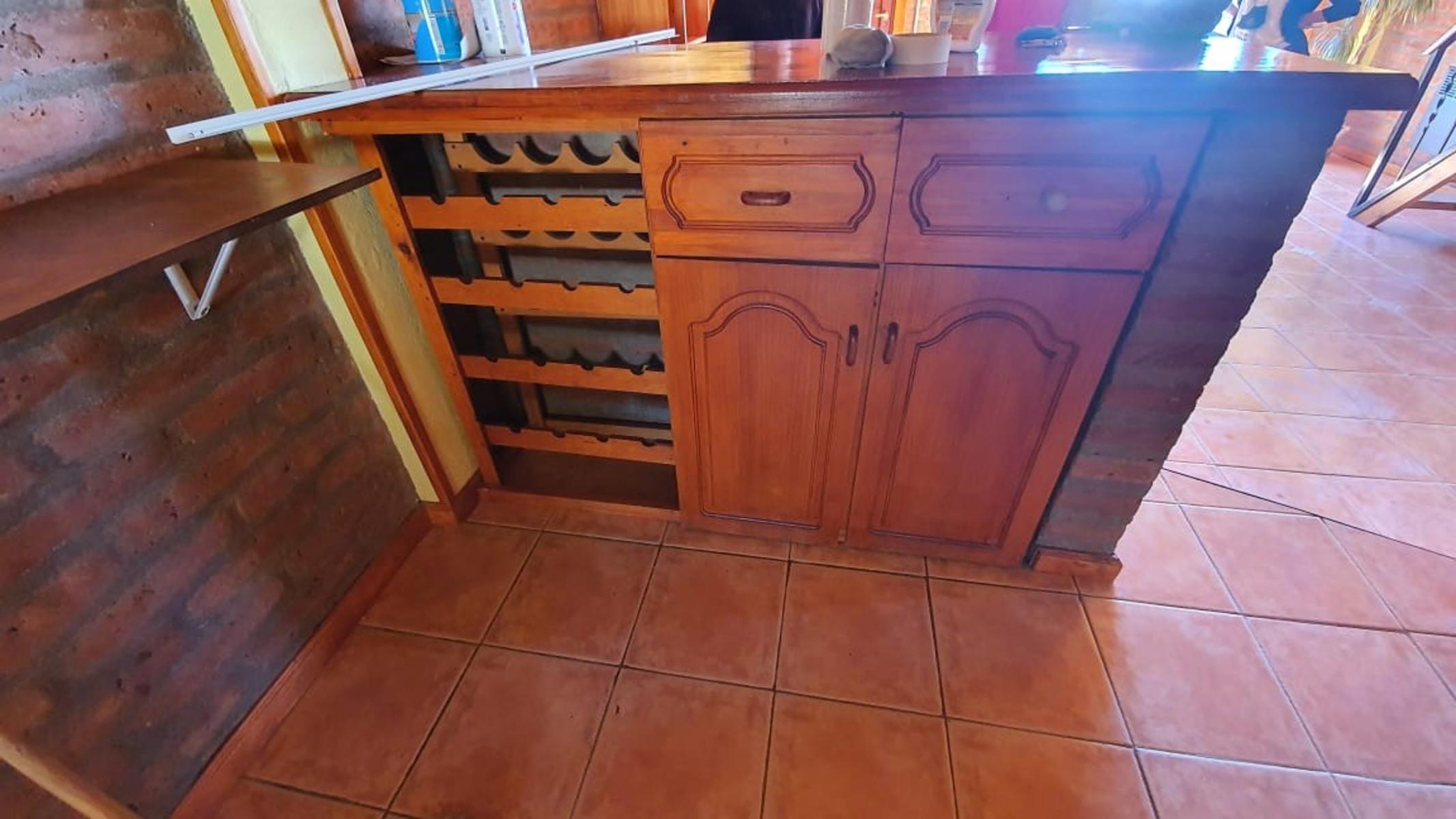 Amplia Vivienda ubicada en Barrio Manantiales con excelente visuales al Lago y La Bahía. Amplios y cómodos ambientes, quincho y entrada por dos calles. - 4