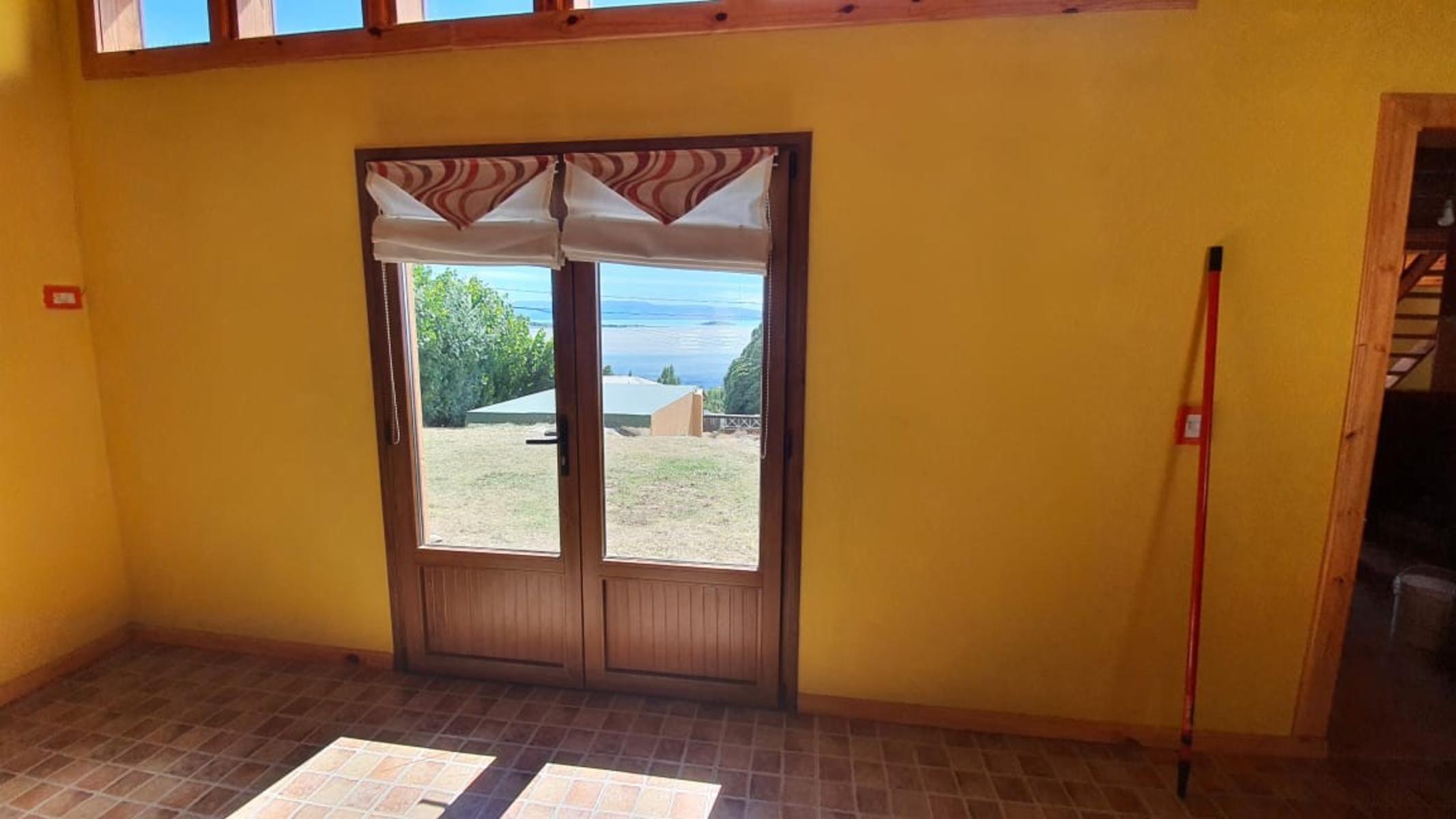 Amplia Vivienda ubicada en Barrio Manantiales con excelente visuales al Lago y La Bahía. Amplios y cómodos ambientes, quincho y entrada por dos calles. - 5