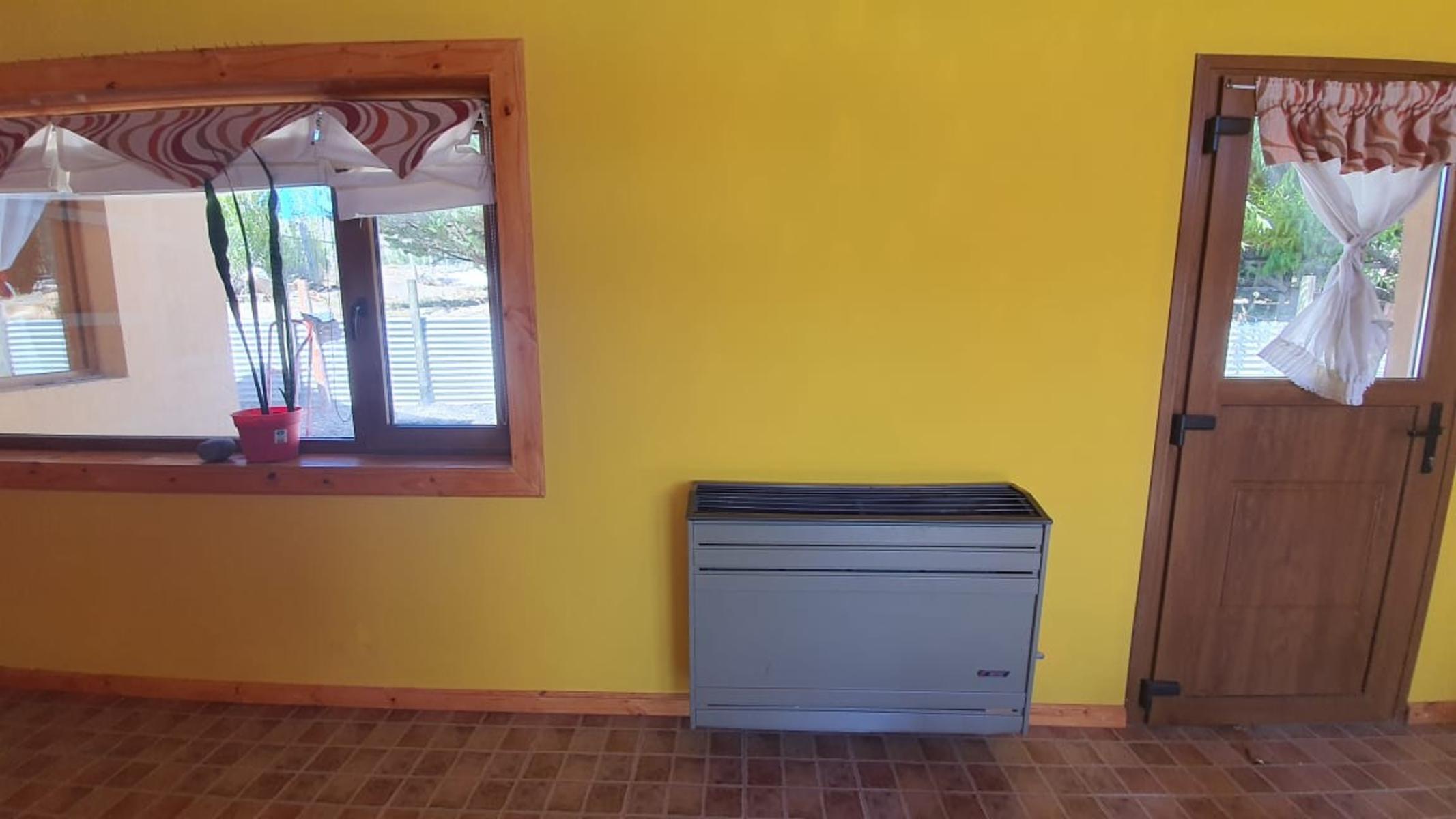 Amplia Vivienda ubicada en Barrio Manantiales con excelente visuales al Lago y La Bahía. Amplios y cómodos ambientes, quincho y entrada por dos calles. - 6
