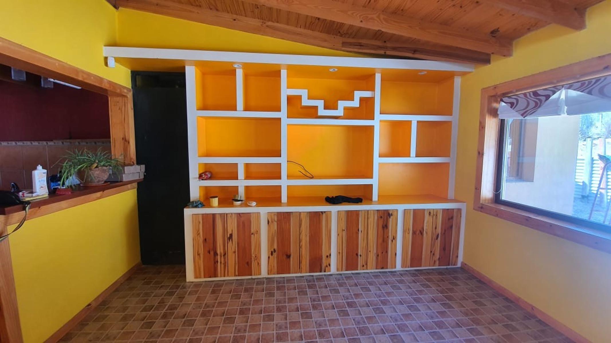 Amplia Vivienda ubicada en Barrio Manantiales con excelente visuales al Lago y La Bahía. Amplios y cómodos ambientes, quincho y entrada por dos calles. - 7