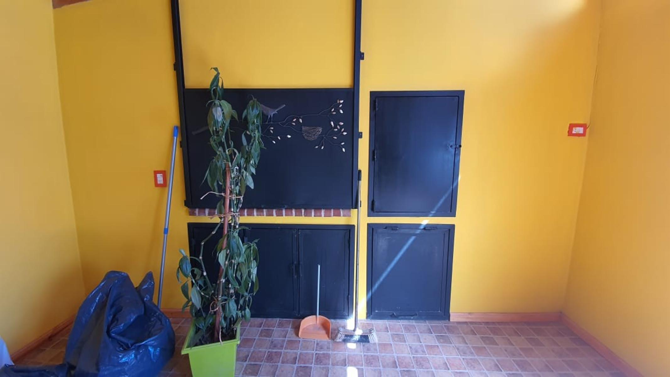 Amplia Vivienda ubicada en Barrio Manantiales con excelente visuales al Lago y La Bahía. Amplios y cómodos ambientes, quincho y entrada por dos calles. - 8