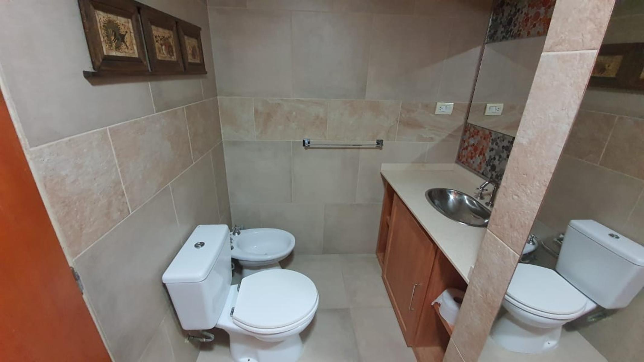 Amplia Vivienda ubicada en Barrio Manantiales con excelente visuales al Lago y La Bahía. Amplios y cómodos ambientes, quincho y entrada por dos calles. - 9