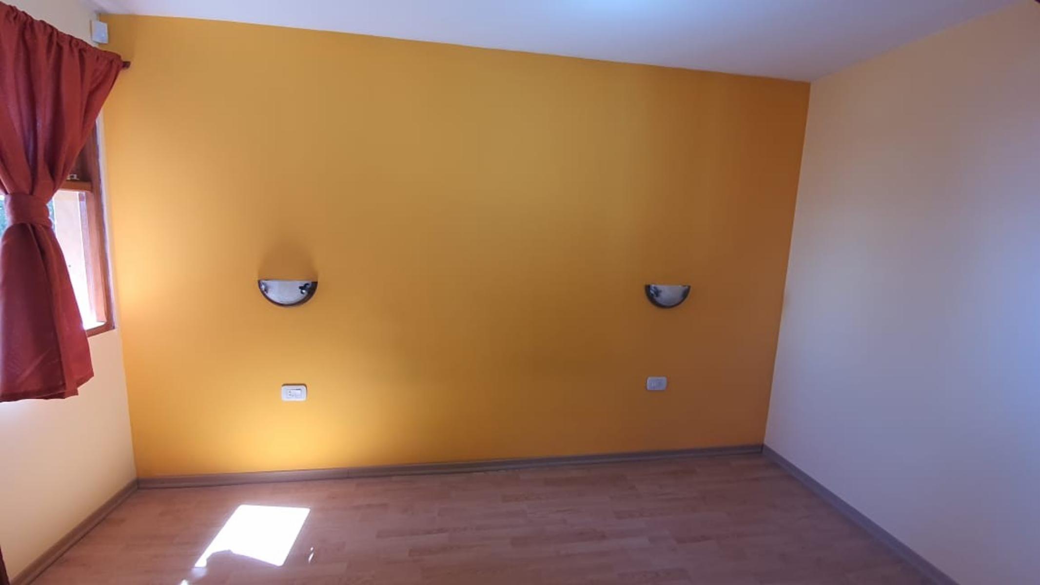 Amplia Vivienda ubicada en Barrio Manantiales con excelente visuales al Lago y La Bahía. Amplios y cómodos ambientes, quincho y entrada por dos calles. - 11
