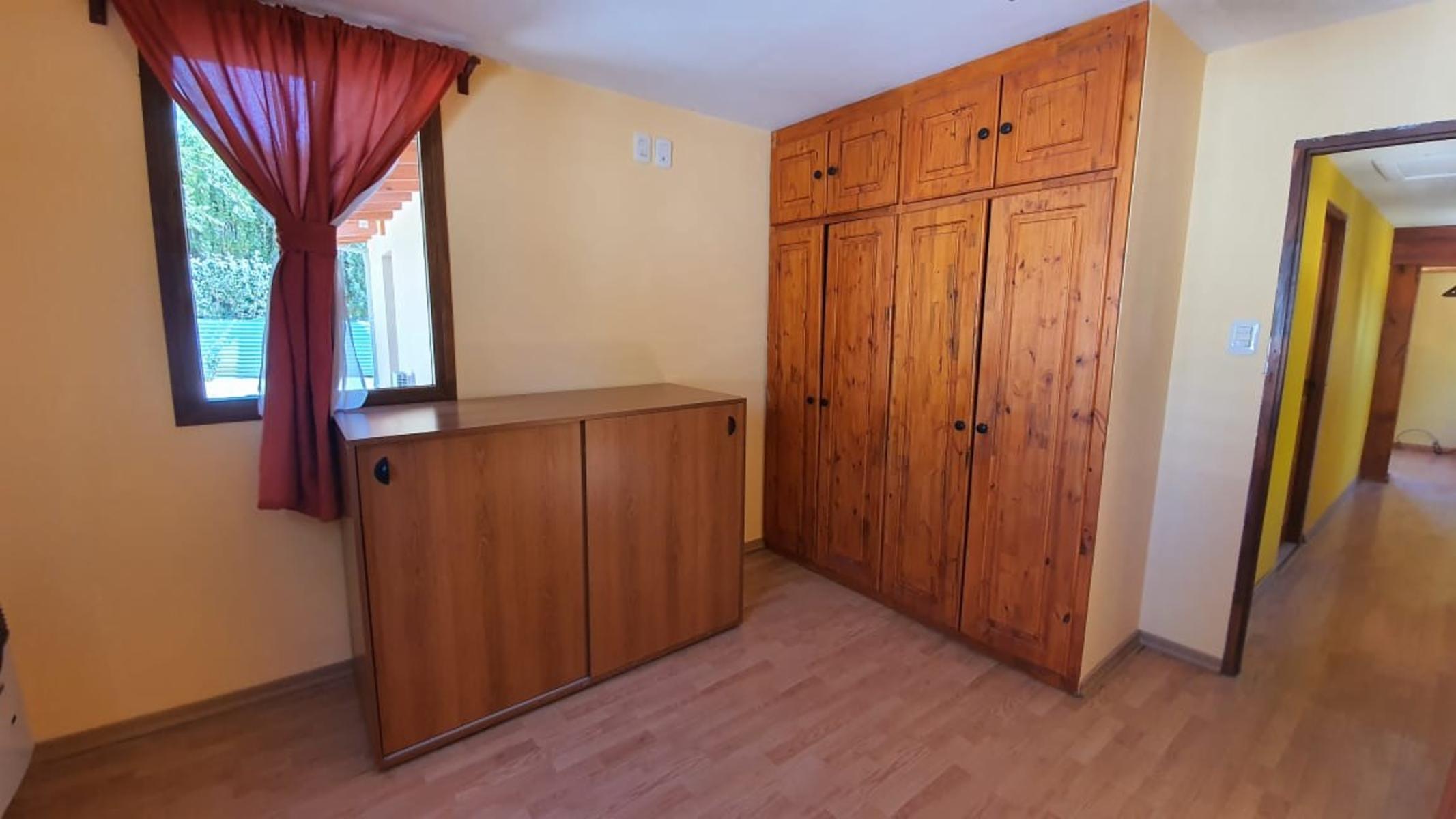 Amplia Vivienda ubicada en Barrio Manantiales con excelente visuales al Lago y La Bahía. Amplios y cómodos ambientes, quincho y entrada por dos calles. - 12