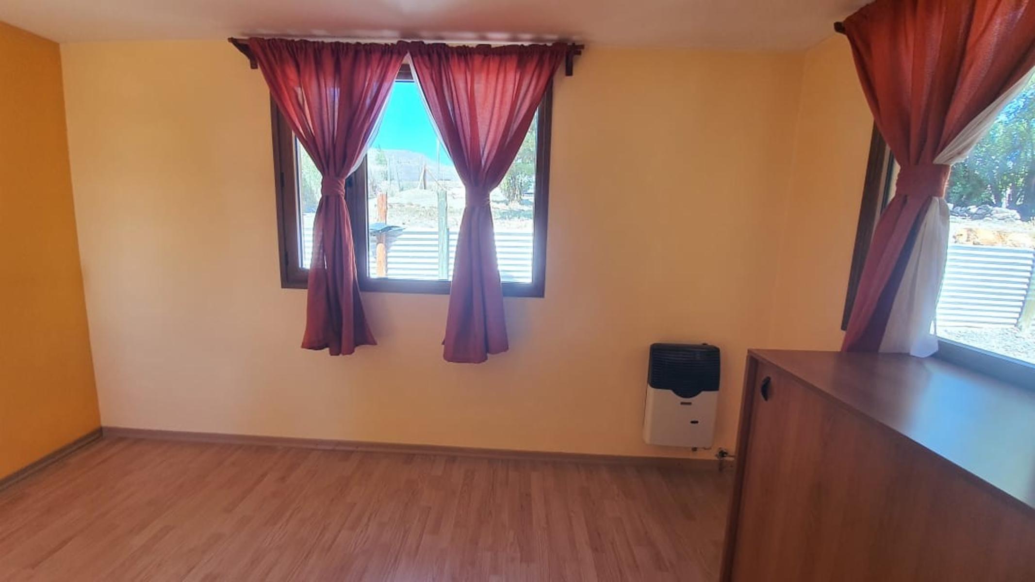 Amplia Vivienda ubicada en Barrio Manantiales con excelente visuales al Lago y La Bahía. Amplios y cómodos ambientes, quincho y entrada por dos calles. - 13