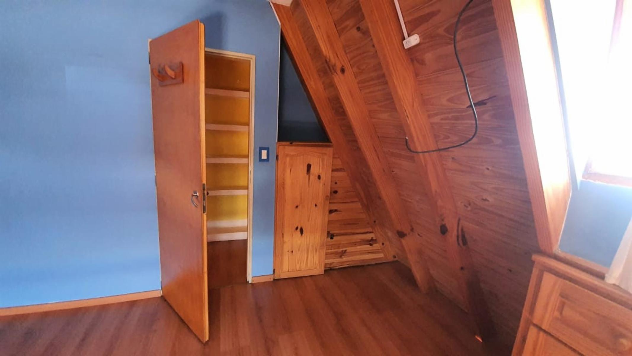 Amplia Vivienda ubicada en Barrio Manantiales con excelente visuales al Lago y La Bahía. Amplios y cómodos ambientes, quincho y entrada por dos calles. - 14