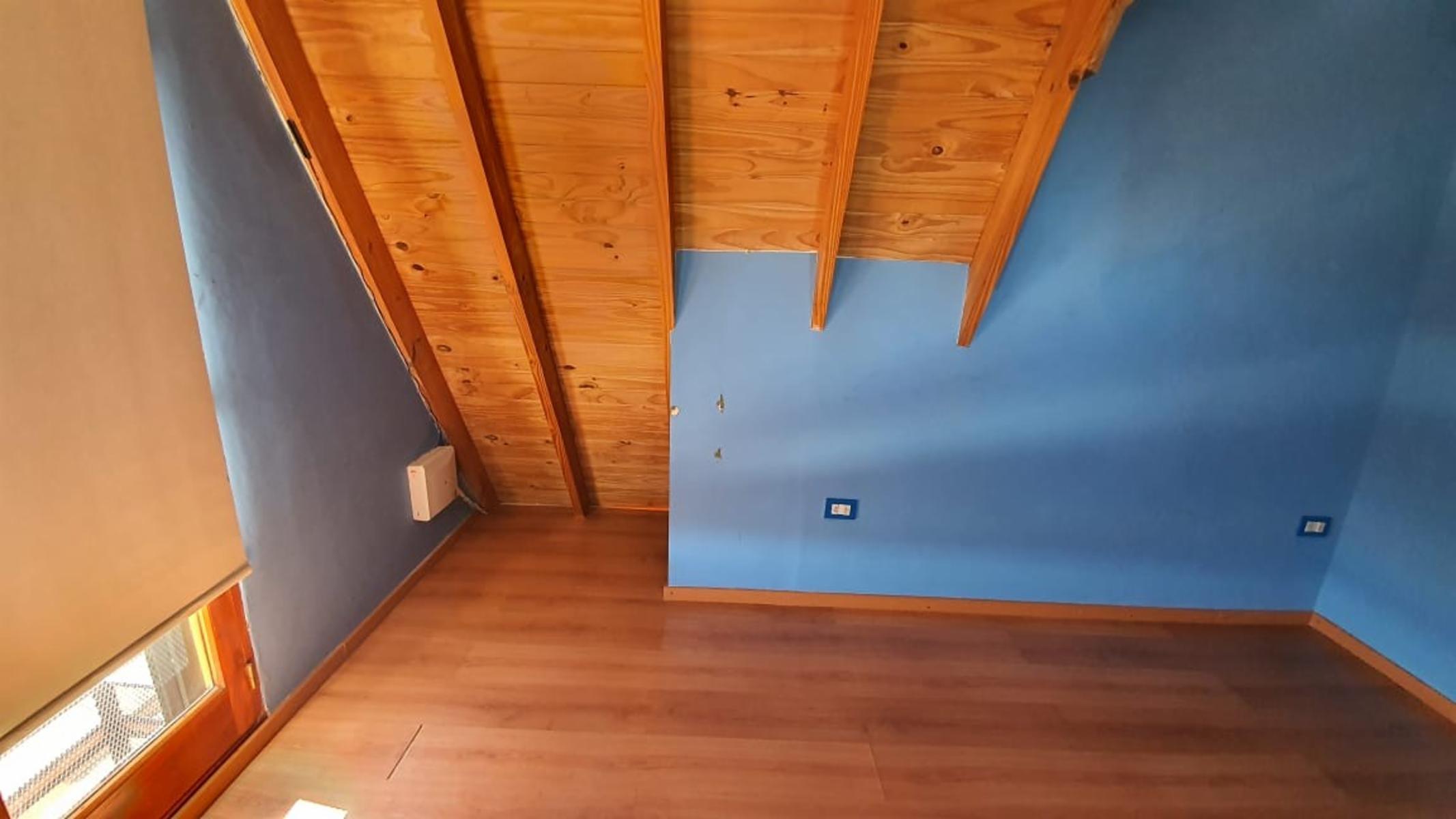 Amplia Vivienda ubicada en Barrio Manantiales con excelente visuales al Lago y La Bahía. Amplios y cómodos ambientes, quincho y entrada por dos calles. - 15