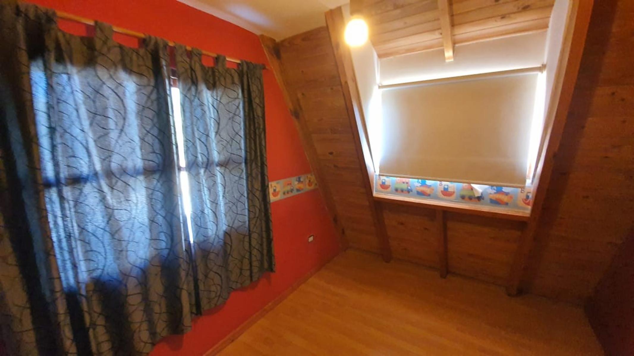 Amplia Vivienda ubicada en Barrio Manantiales con excelente visuales al Lago y La Bahía. Amplios y cómodos ambientes, quincho y entrada por dos calles. - 18