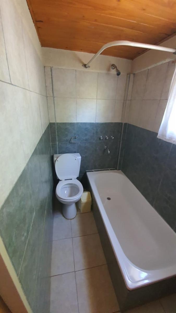 Amplia Vivienda ubicada en Barrio Manantiales con excelente visuales al Lago y La Bahía. Amplios y cómodos ambientes, quincho y entrada por dos calles. - 19